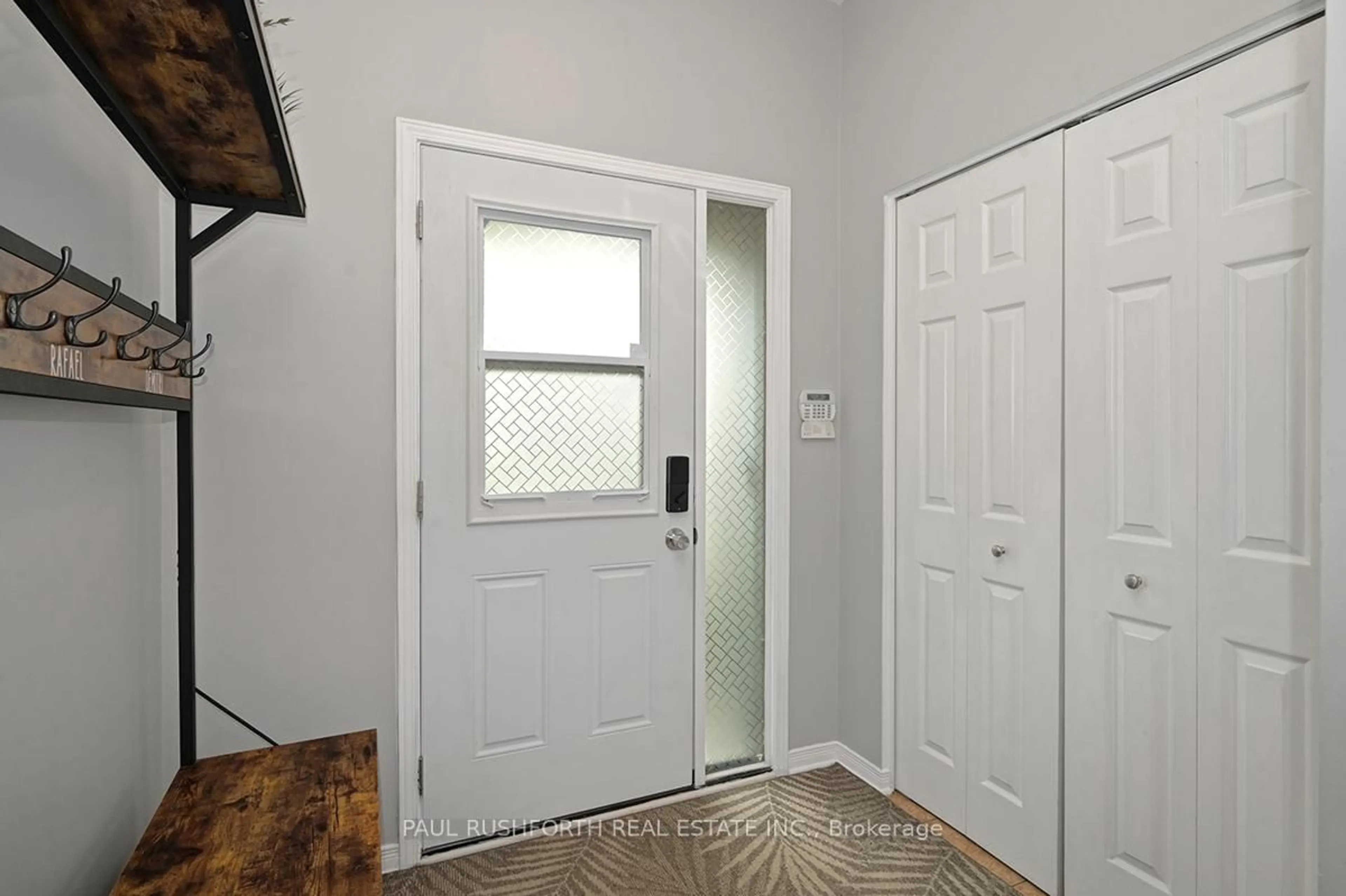 Indoor entryway for 350 Rolling Meadow Cres, Ottawa Ontario K1W 0A7