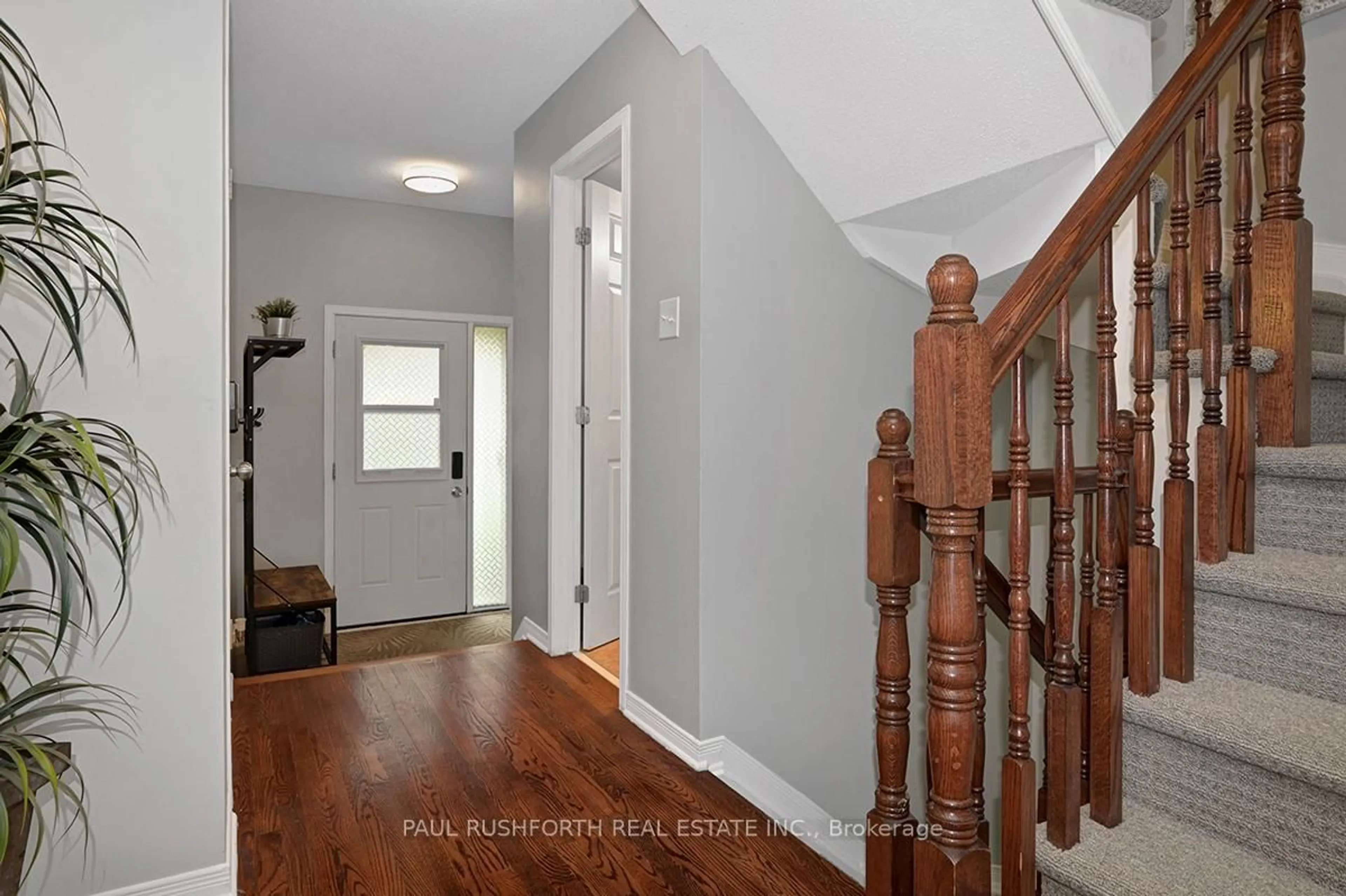 Indoor entryway for 350 Rolling Meadow Cres, Ottawa Ontario K1W 0A7