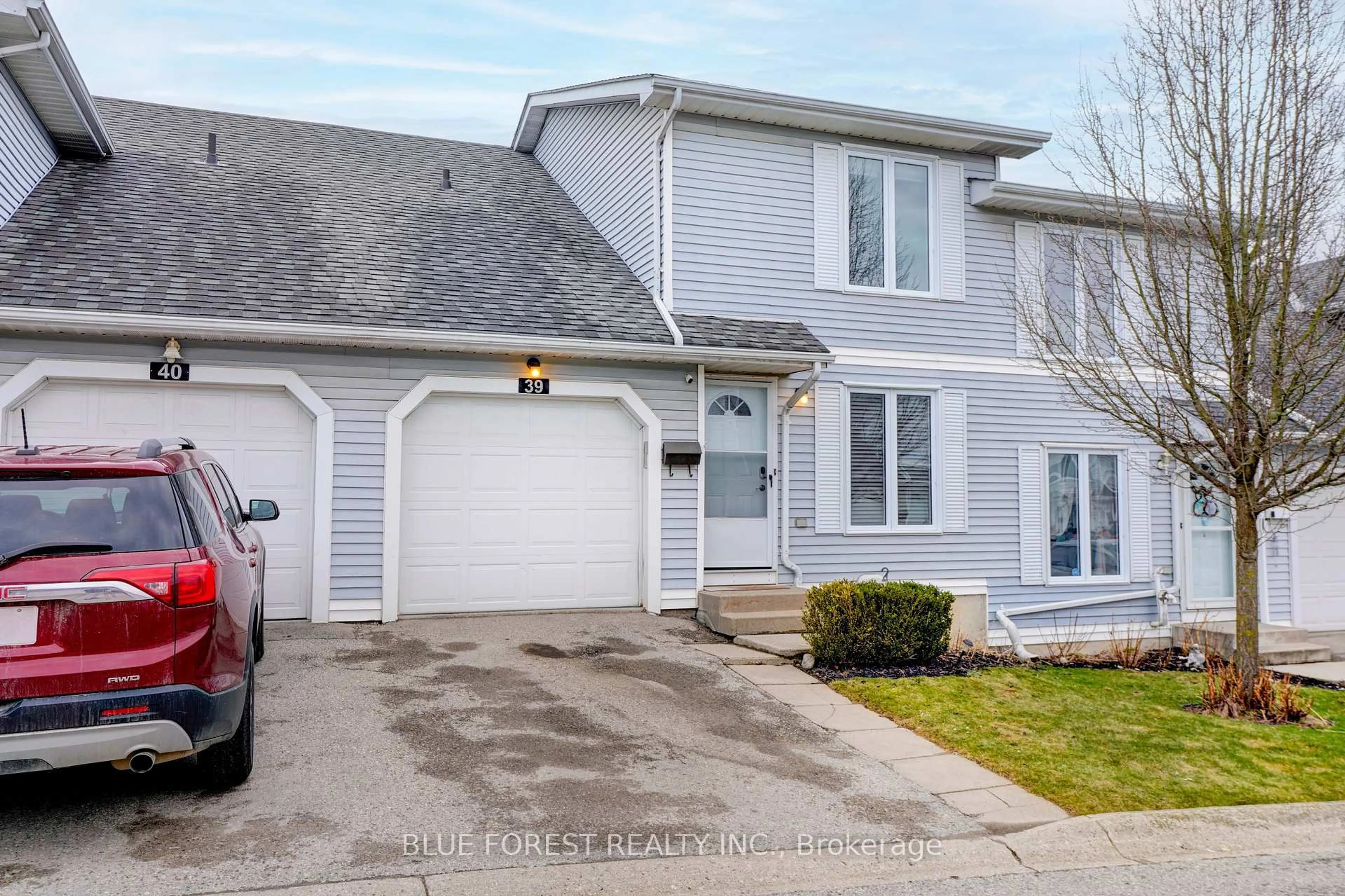 Home with vinyl exterior material, street for 120 Centre St #39, London South Ontario N6J 4X4