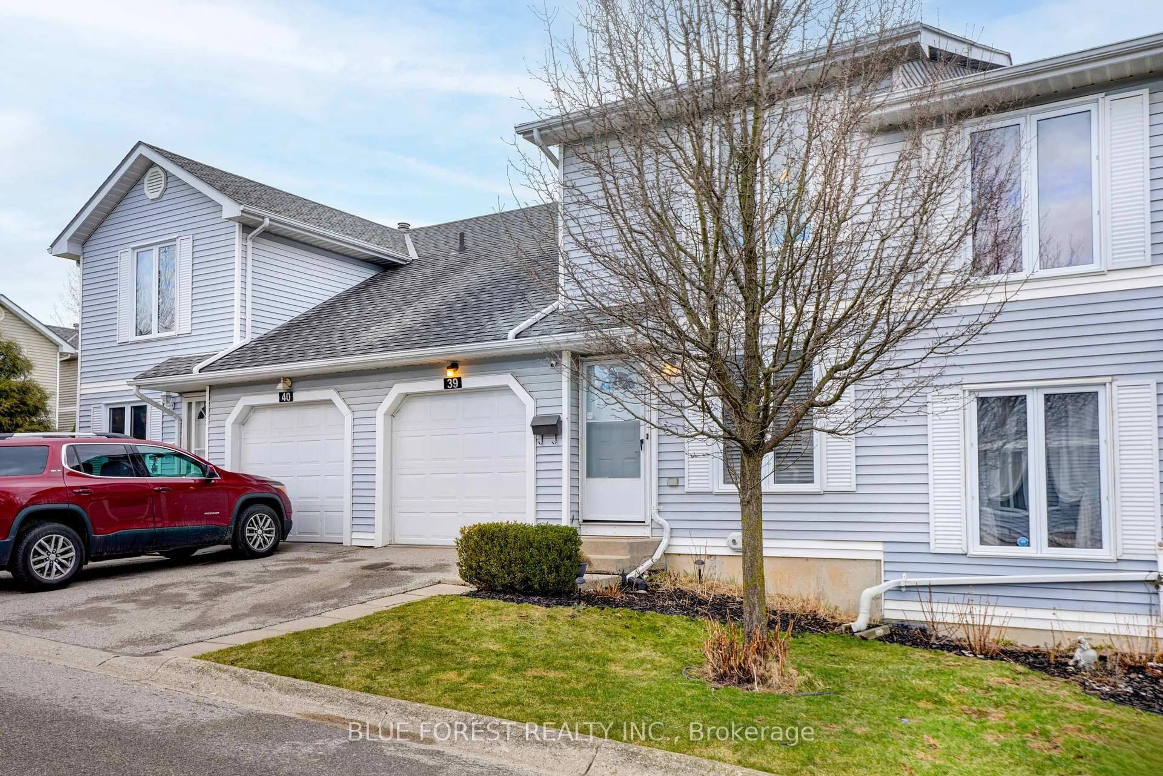 Home with vinyl exterior material, street for 120 Centre St #39, London South Ontario N6J 4X4