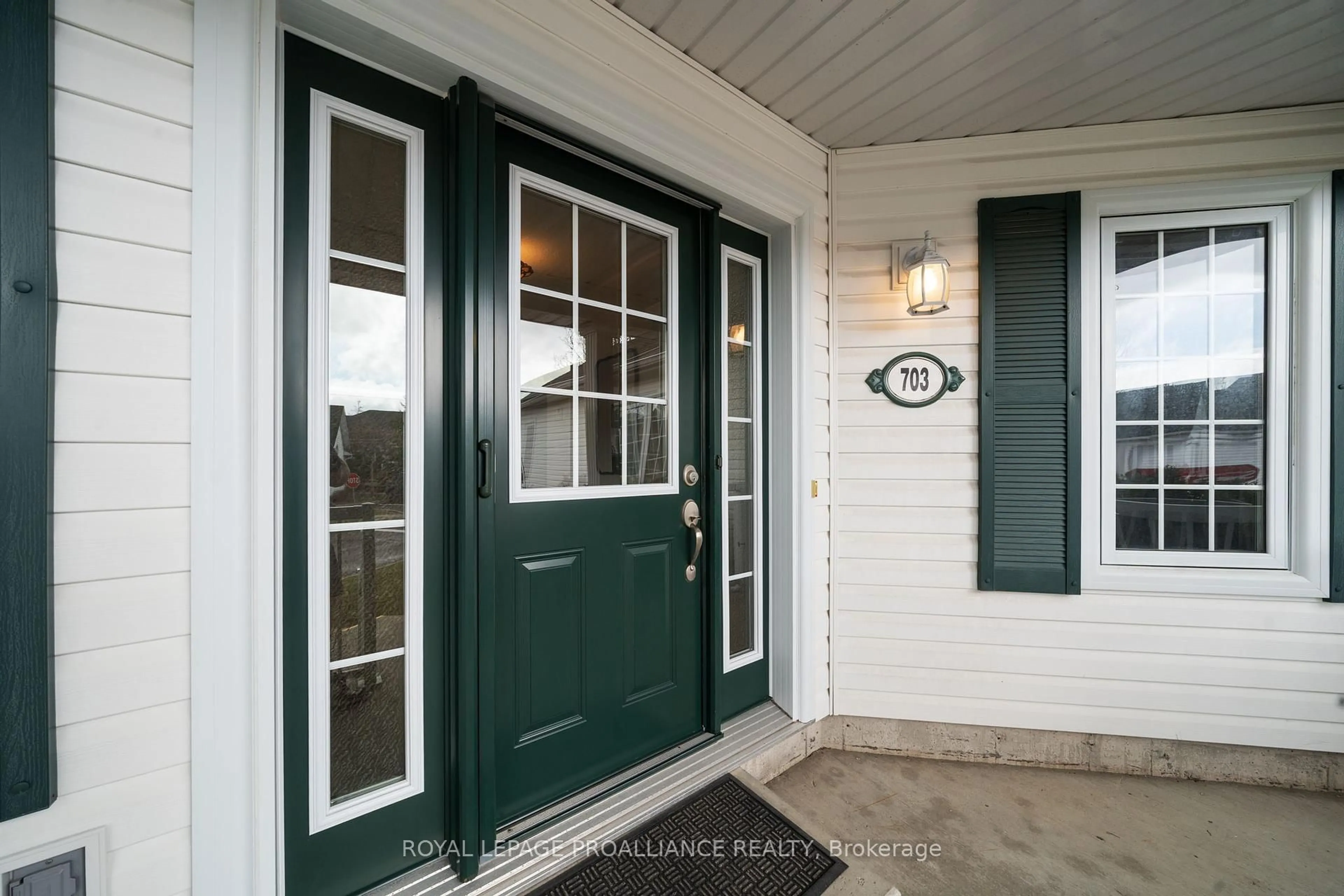 Indoor entryway for 325 Densmore Rd #703, Cobourg Ontario K9A 0E4