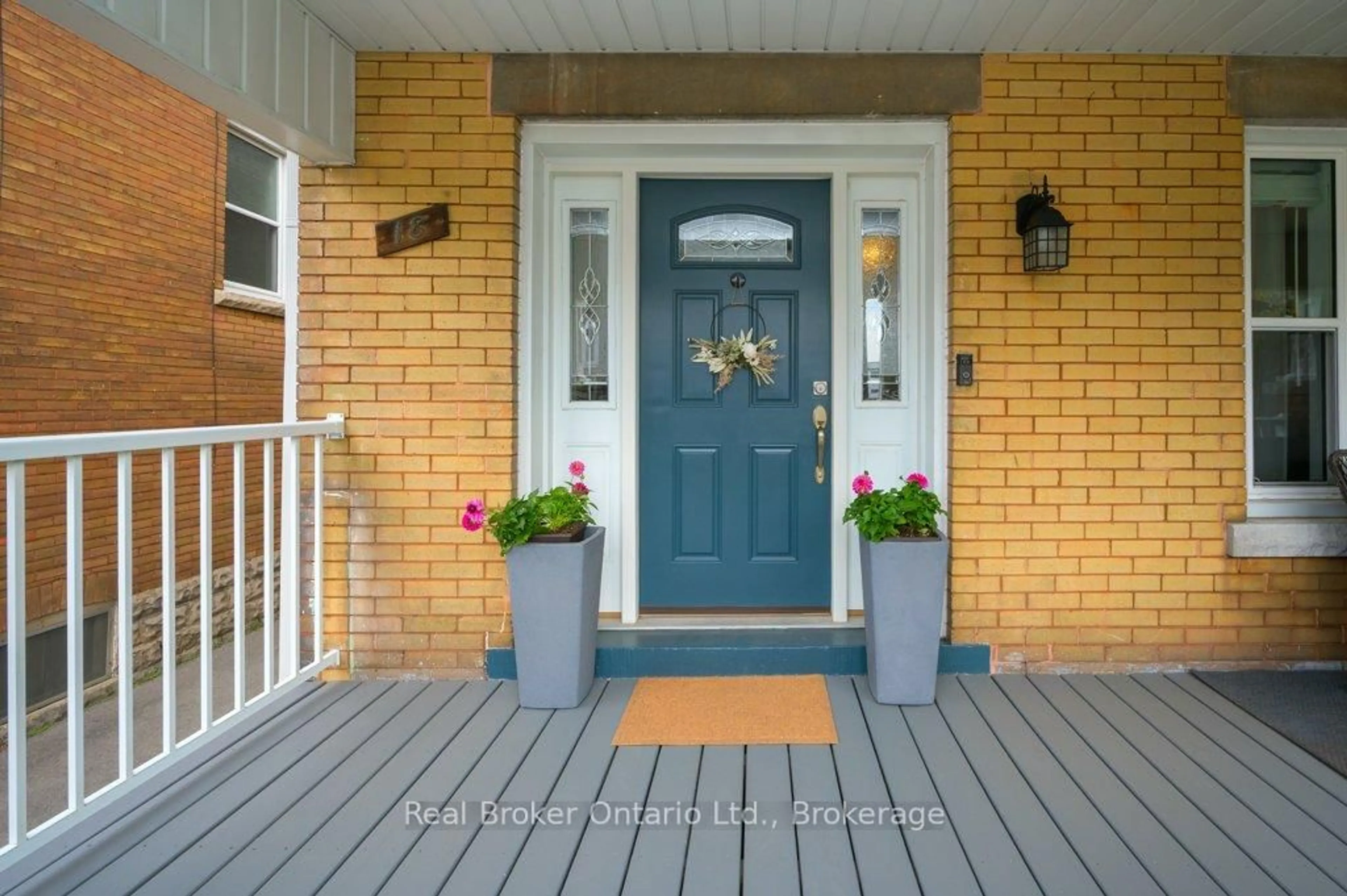 Indoor entryway for 18 Kensington Ave, Hamilton Ontario L8L 7M9