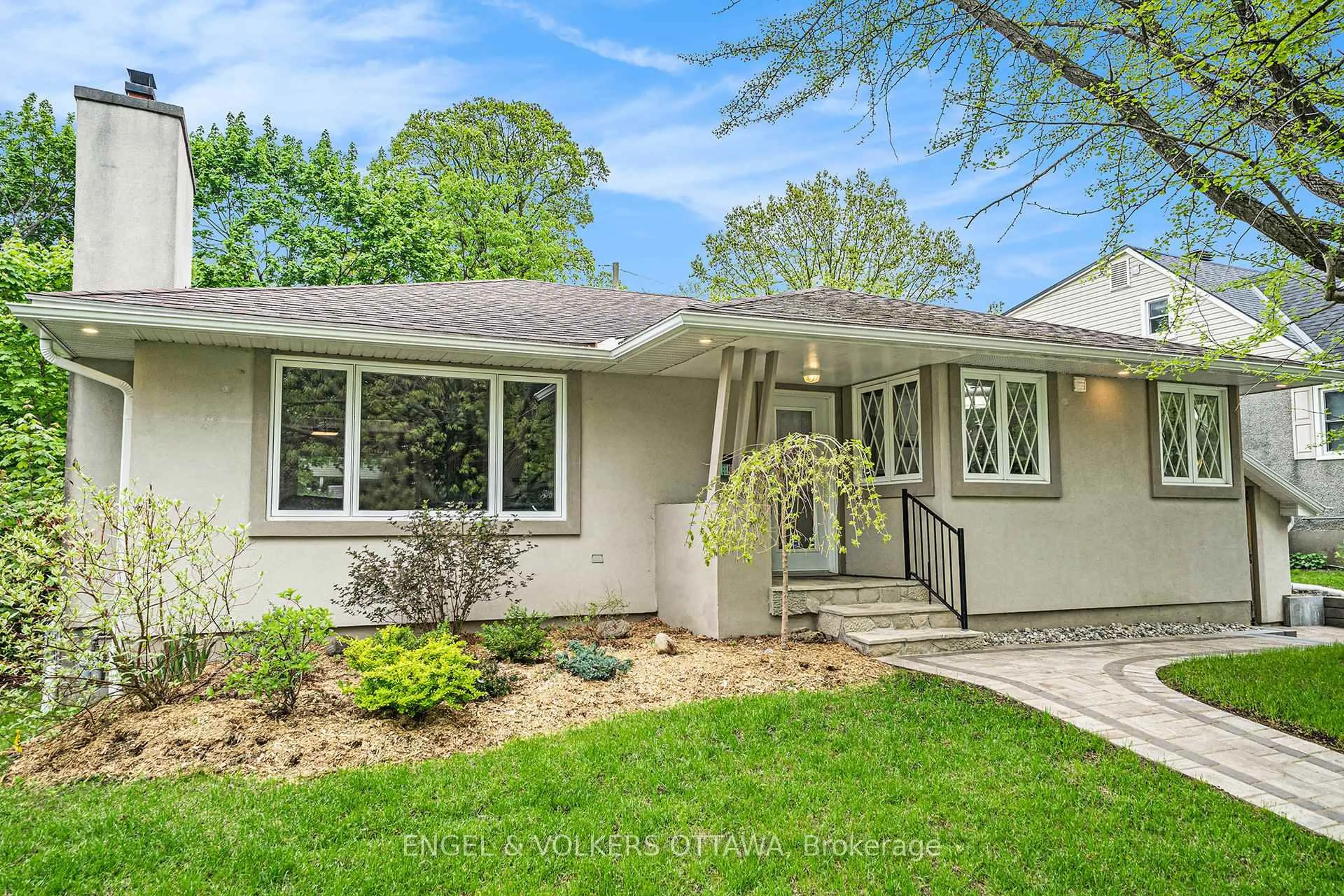 Home with vinyl exterior material, street for 1431 Cavendish Rd, Ottawa Ontario K1H 6C1