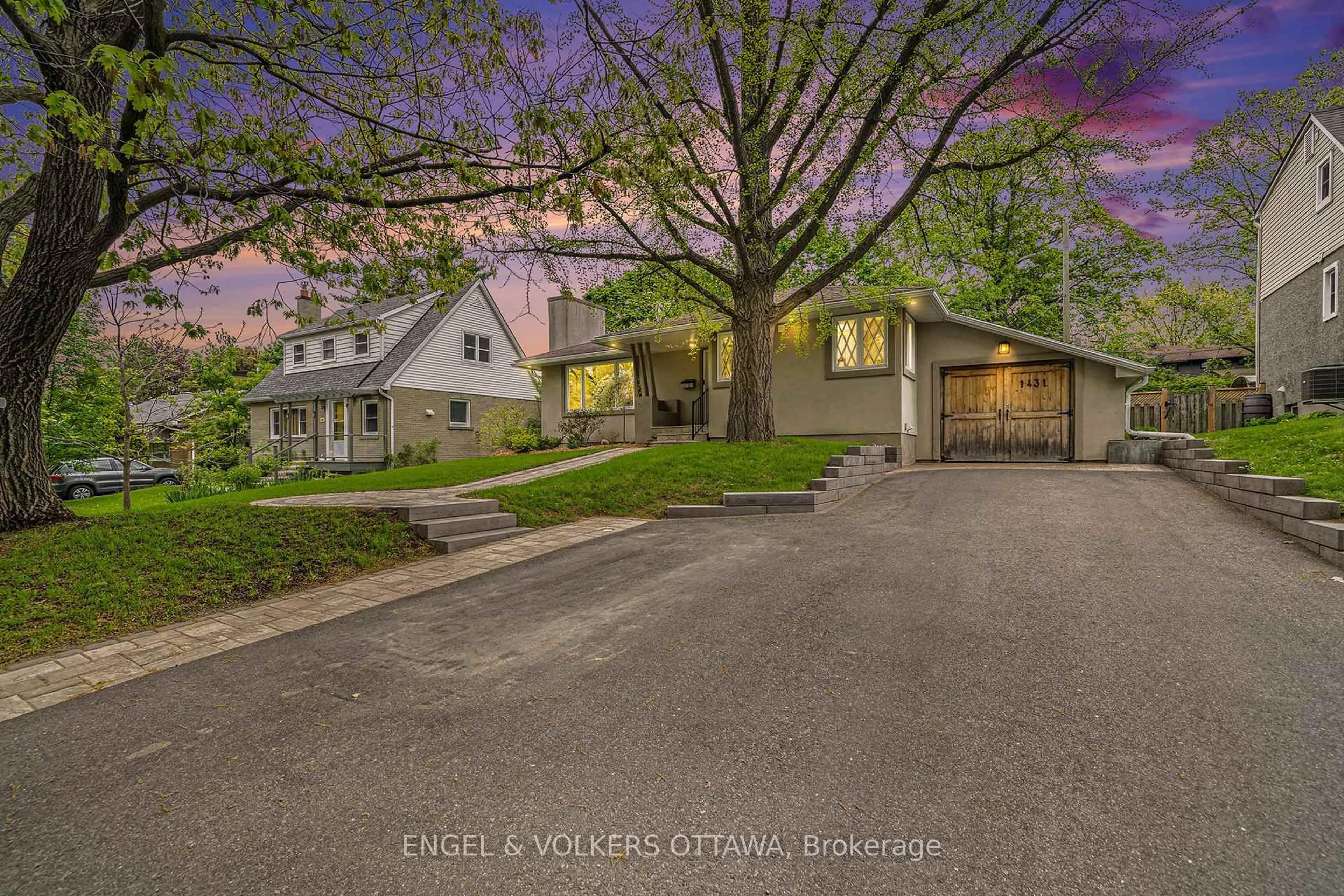 A pic from outside/outdoor area/front of a property/back of a property/a pic from drone, street for 1431 Cavendish Rd, Ottawa Ontario K1H 6C1