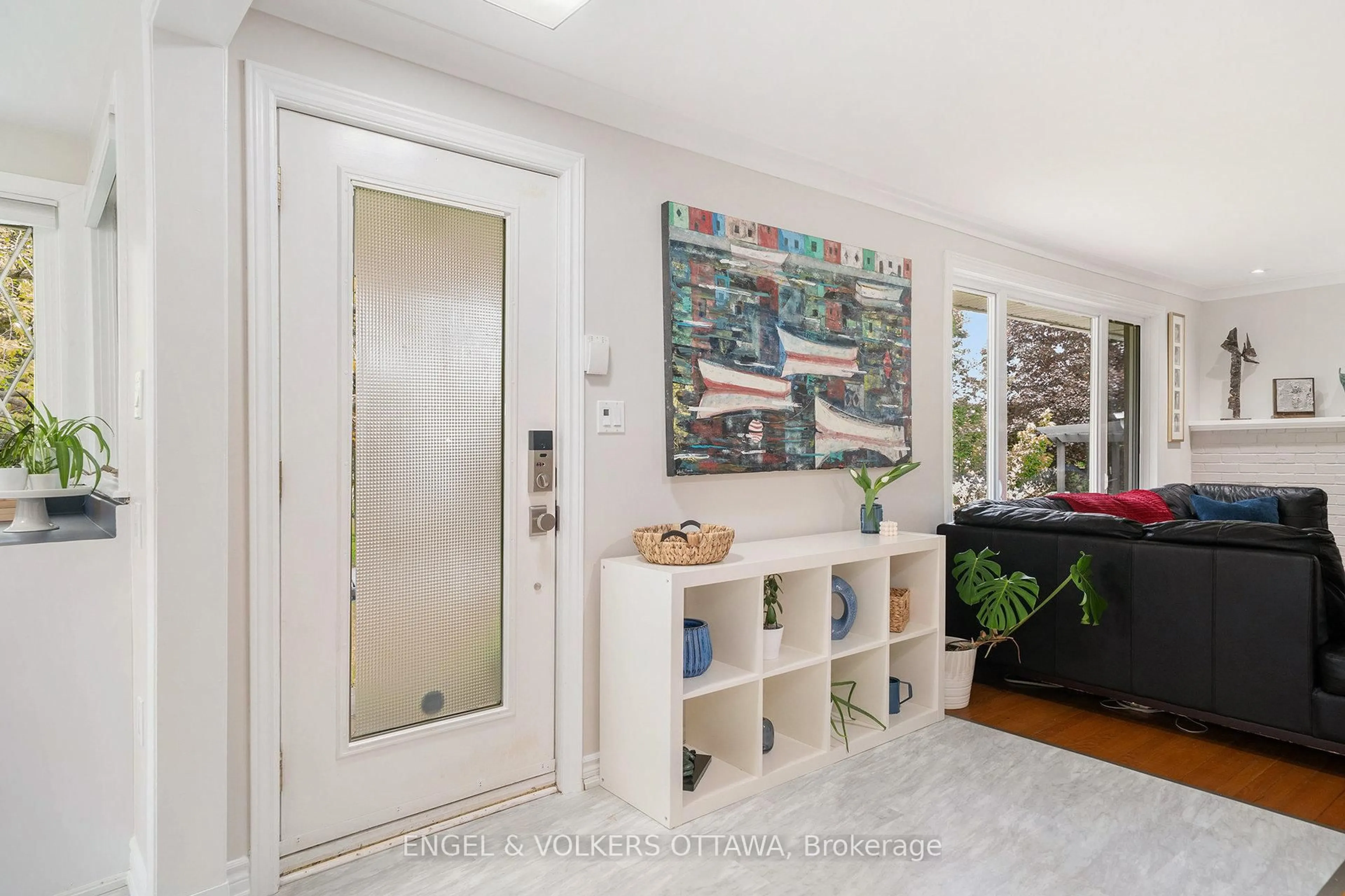 Indoor entryway for 1431 Cavendish Rd, Ottawa Ontario K1H 6C1