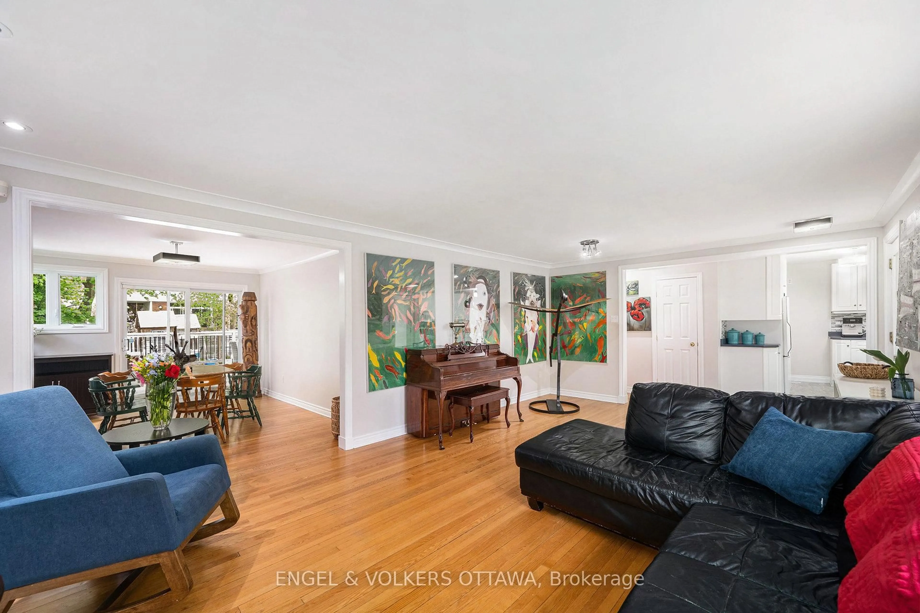 Living room with furniture, unknown for 1431 Cavendish Rd, Ottawa Ontario K1H 6C1