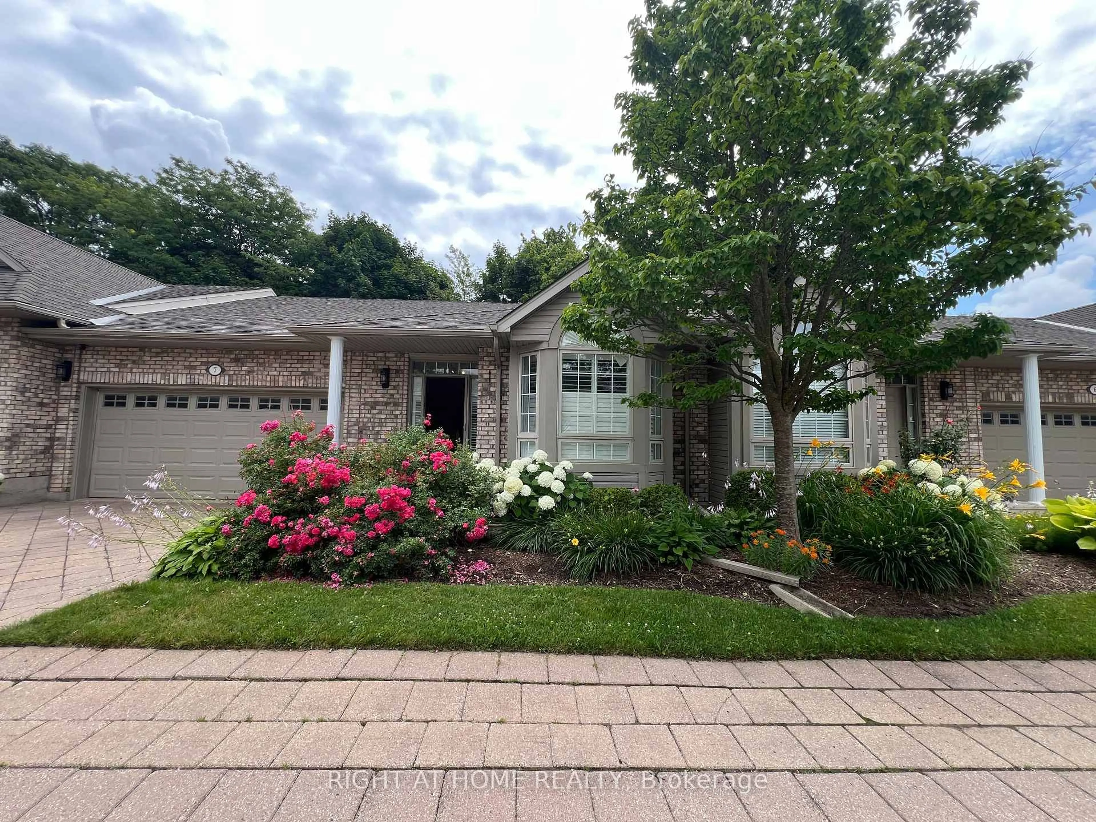 Unknown for 1574 Richmond St #7, London North Ontario N6G 5H7