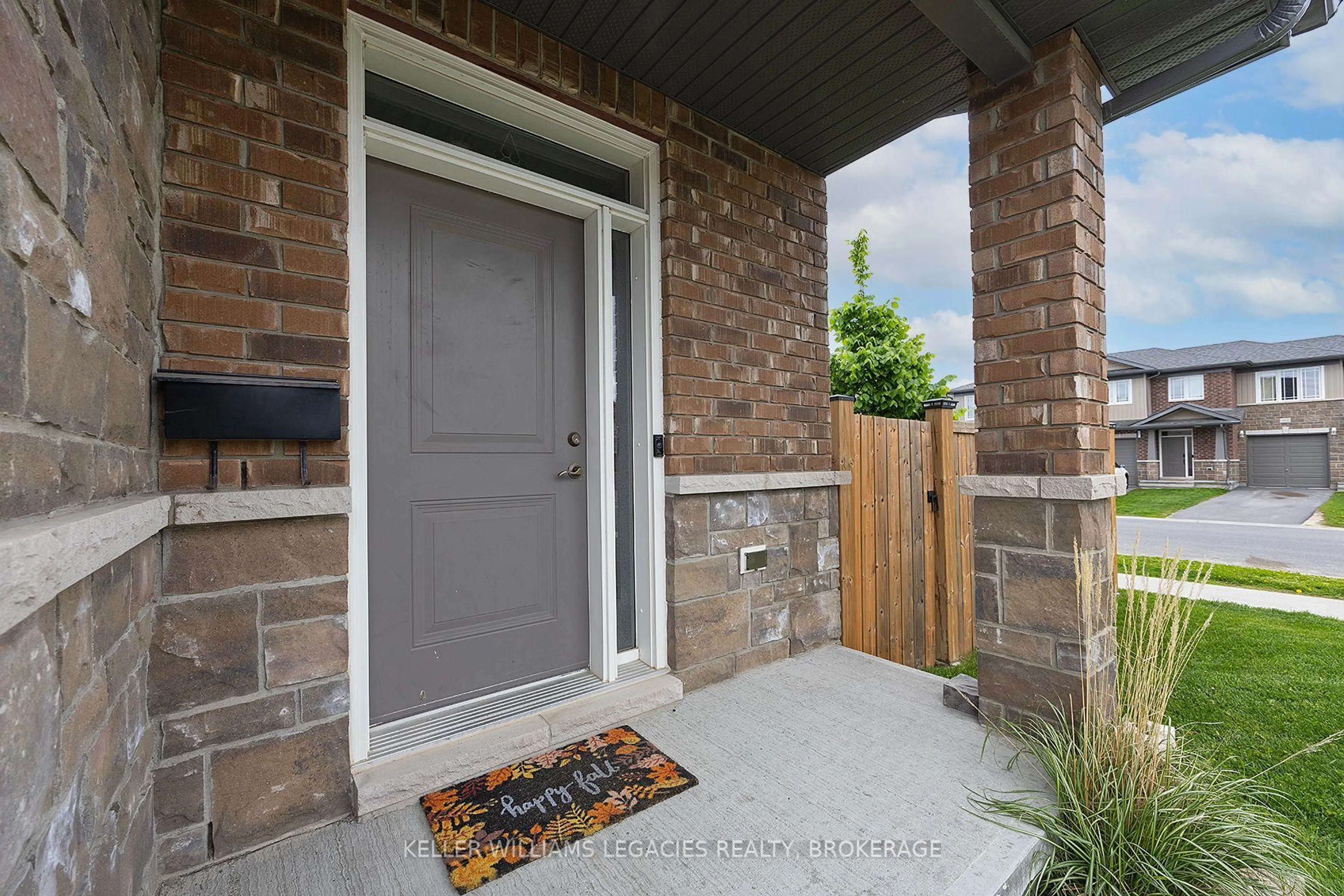 Indoor entryway for 1430 MONARCH Dr, Kingston Ontario K7P 0R9