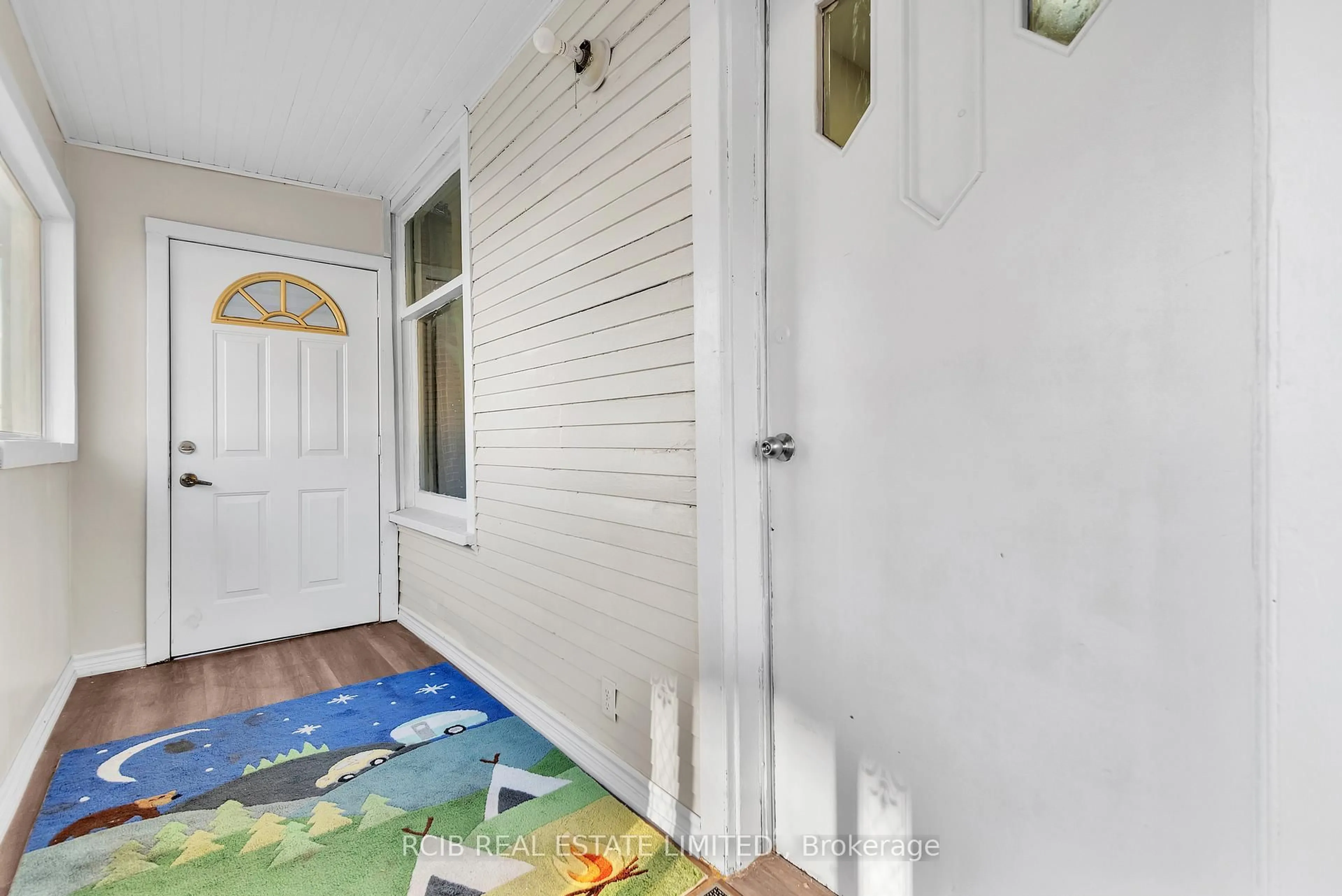 Indoor entryway for 224 Burlington St, Hamilton Ontario L8L 4H1