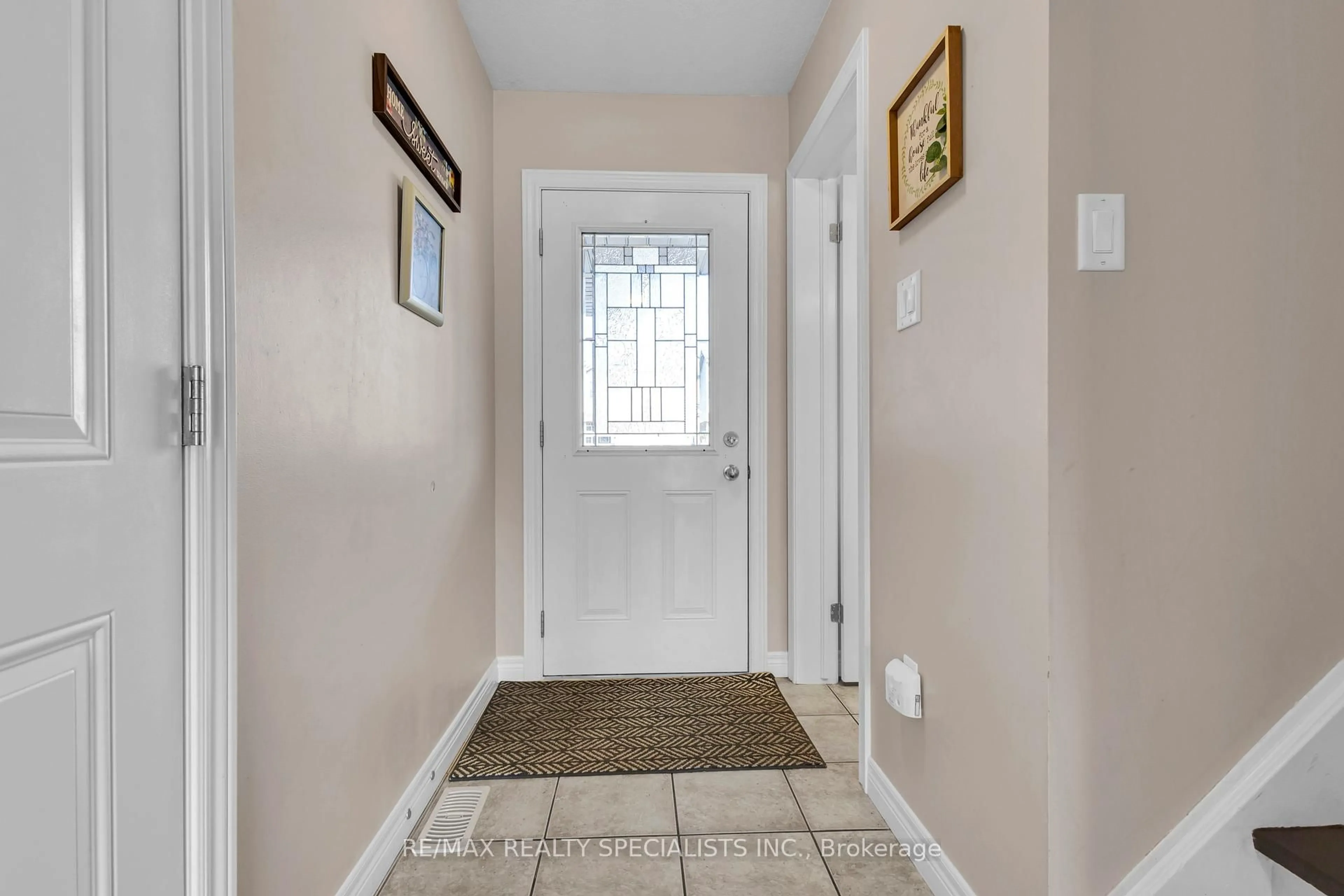 Indoor entryway for 21 Henderson Dr, Guelph Ontario N1E 0A1