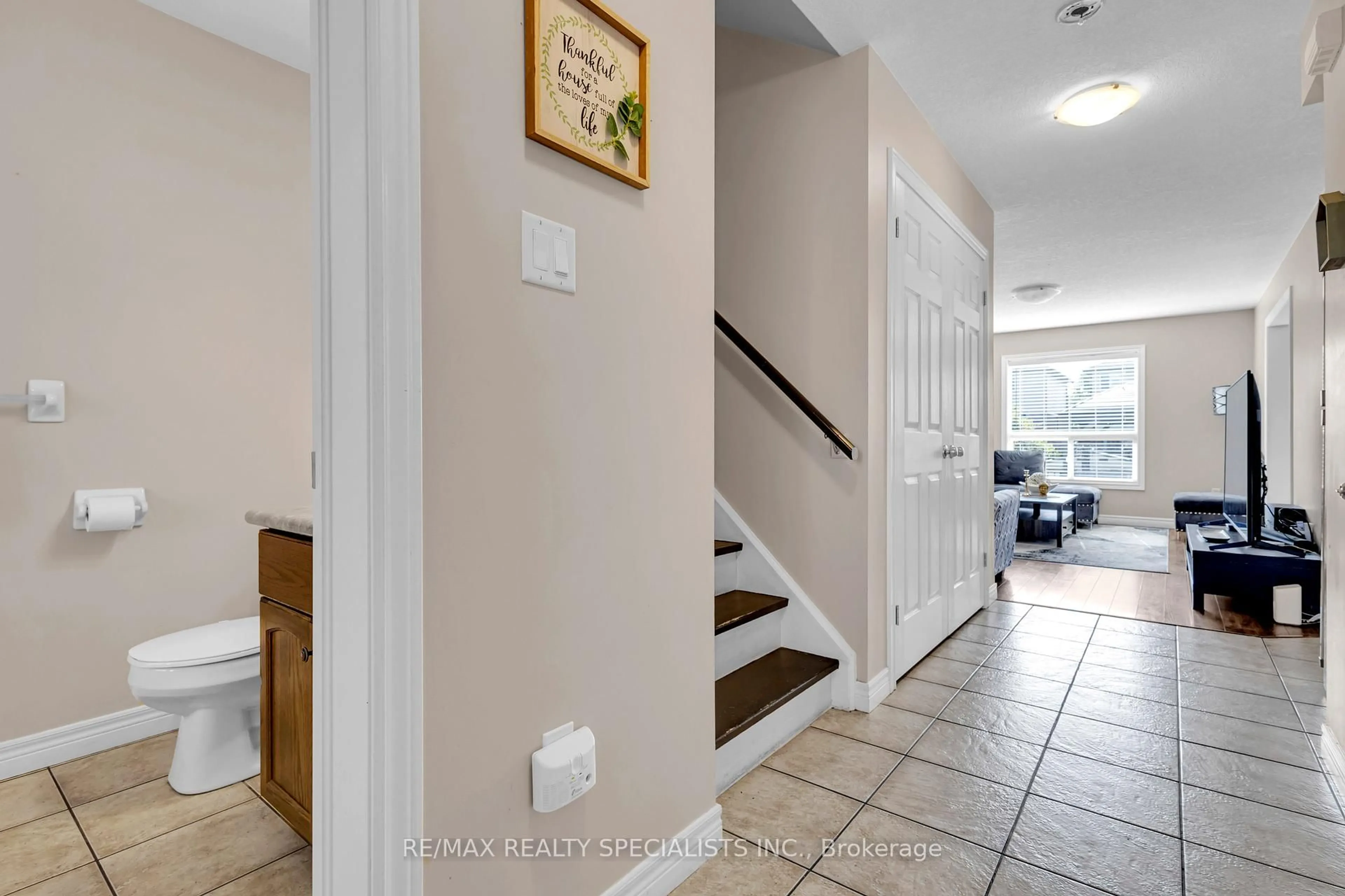 Indoor entryway for 21 Henderson Dr, Guelph Ontario N1E 0A1