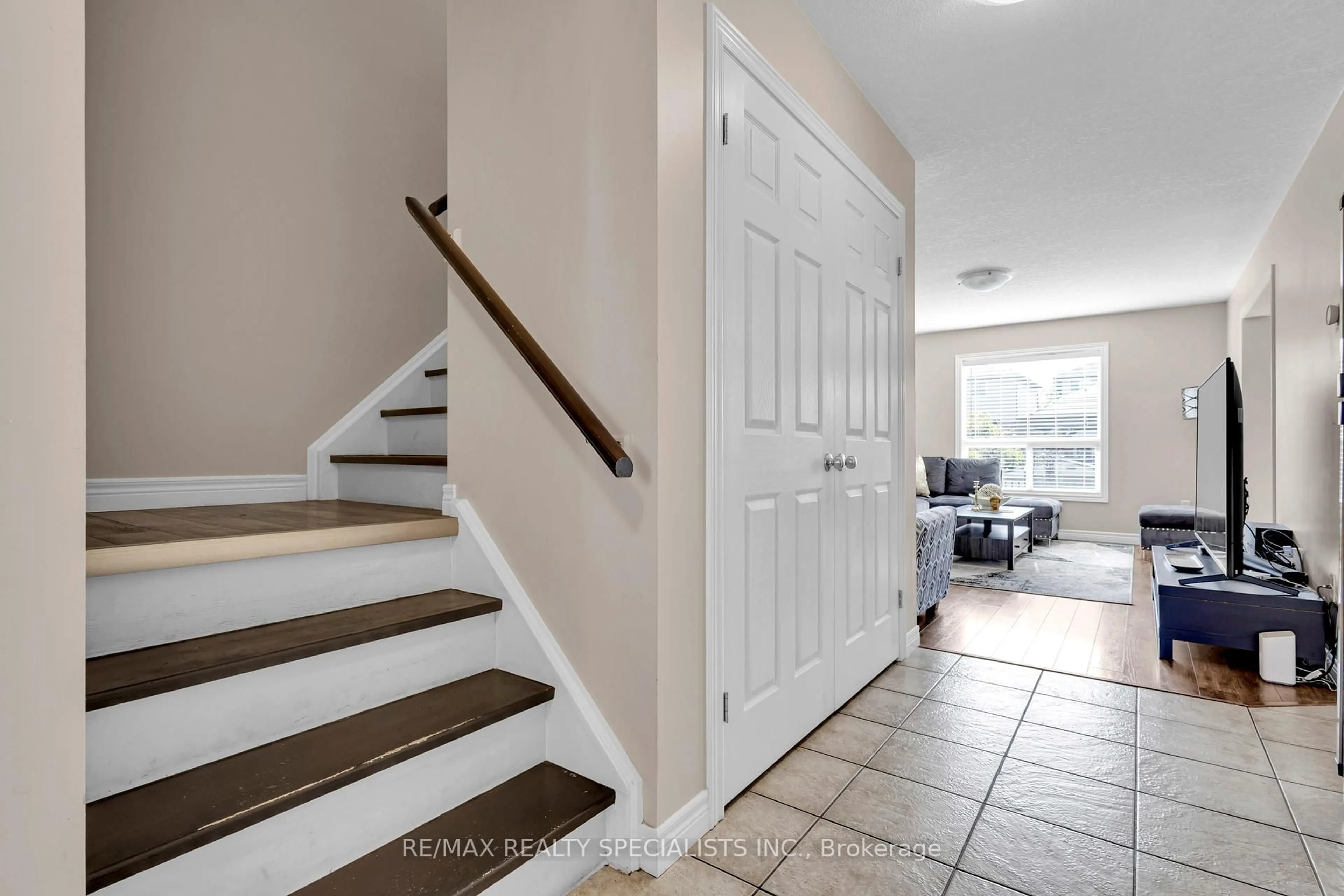 Indoor entryway for 21 Henderson Dr, Guelph Ontario N1E 0A1