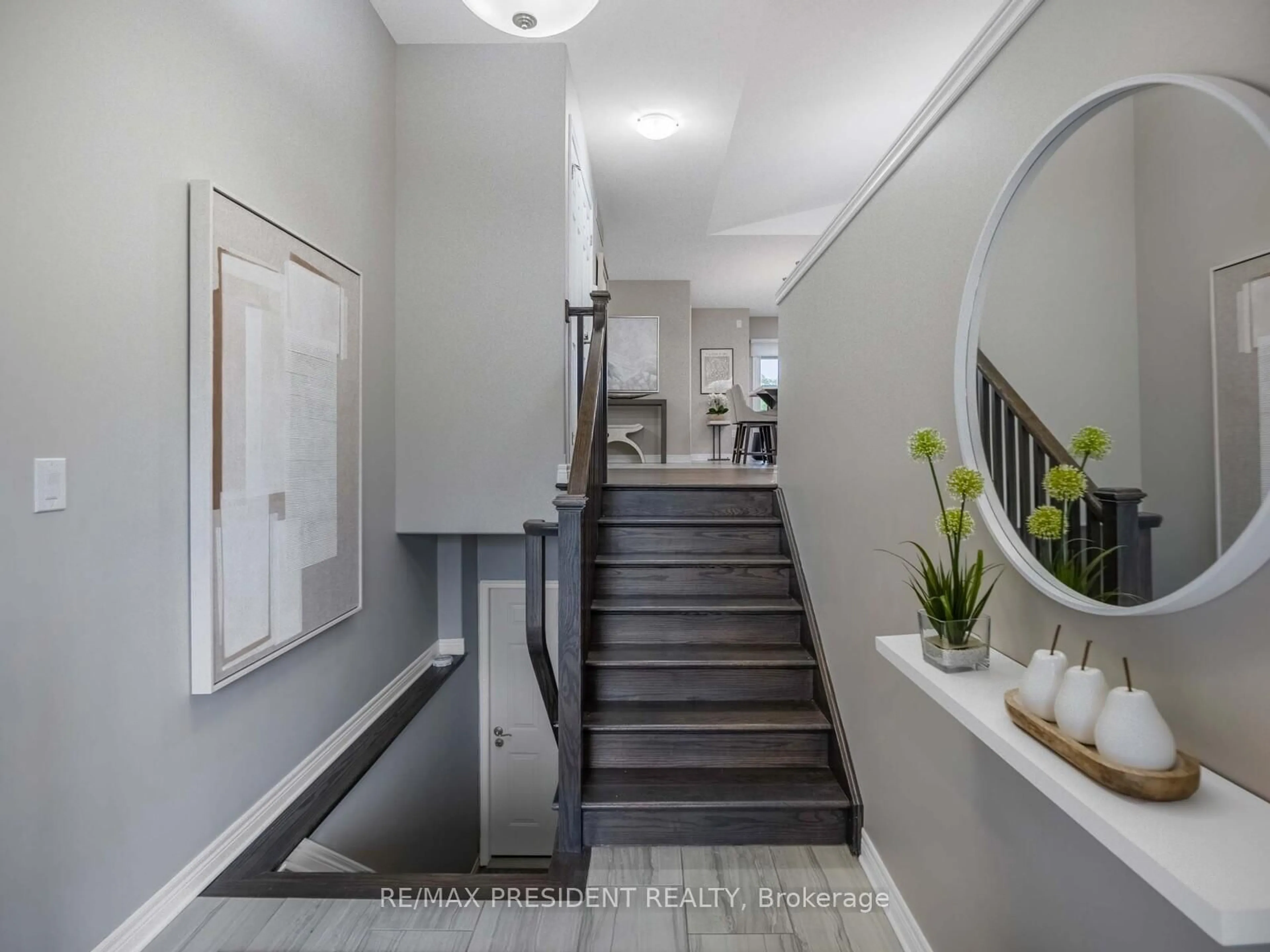 Indoor foyer for 3 Berkshire Dr, St. Catharines Ontario L2M 3Y3