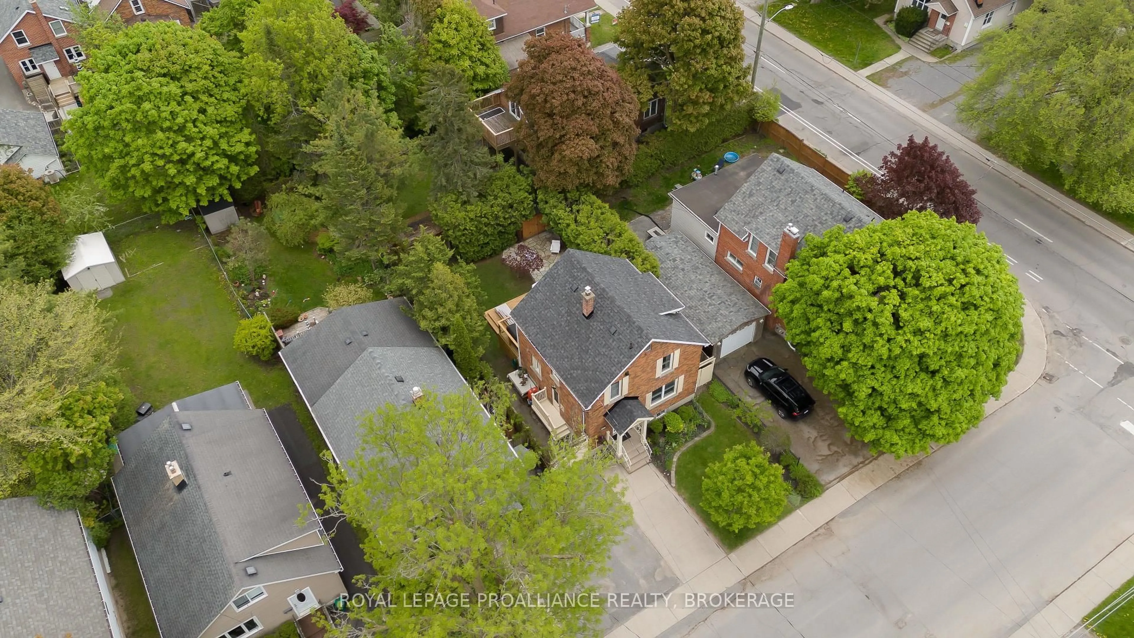 A pic from outside/outdoor area/front of a property/back of a property/a pic from drone, street for 295 College St, Kingston Ontario K7L 4M3