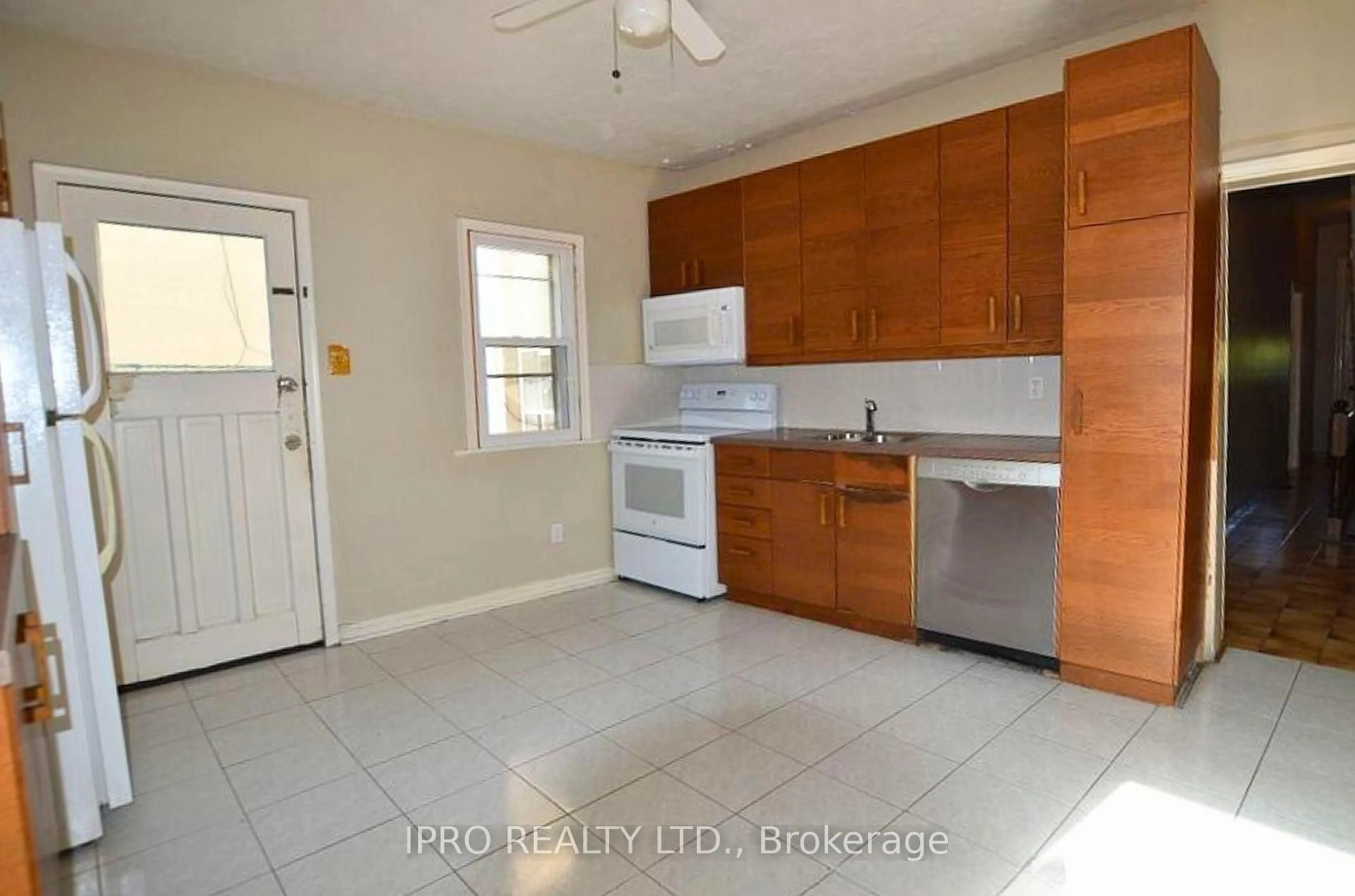 Standard kitchen, ceramic/tile floor for 164 Macnab St, Hamilton Ontario L8R 2M4