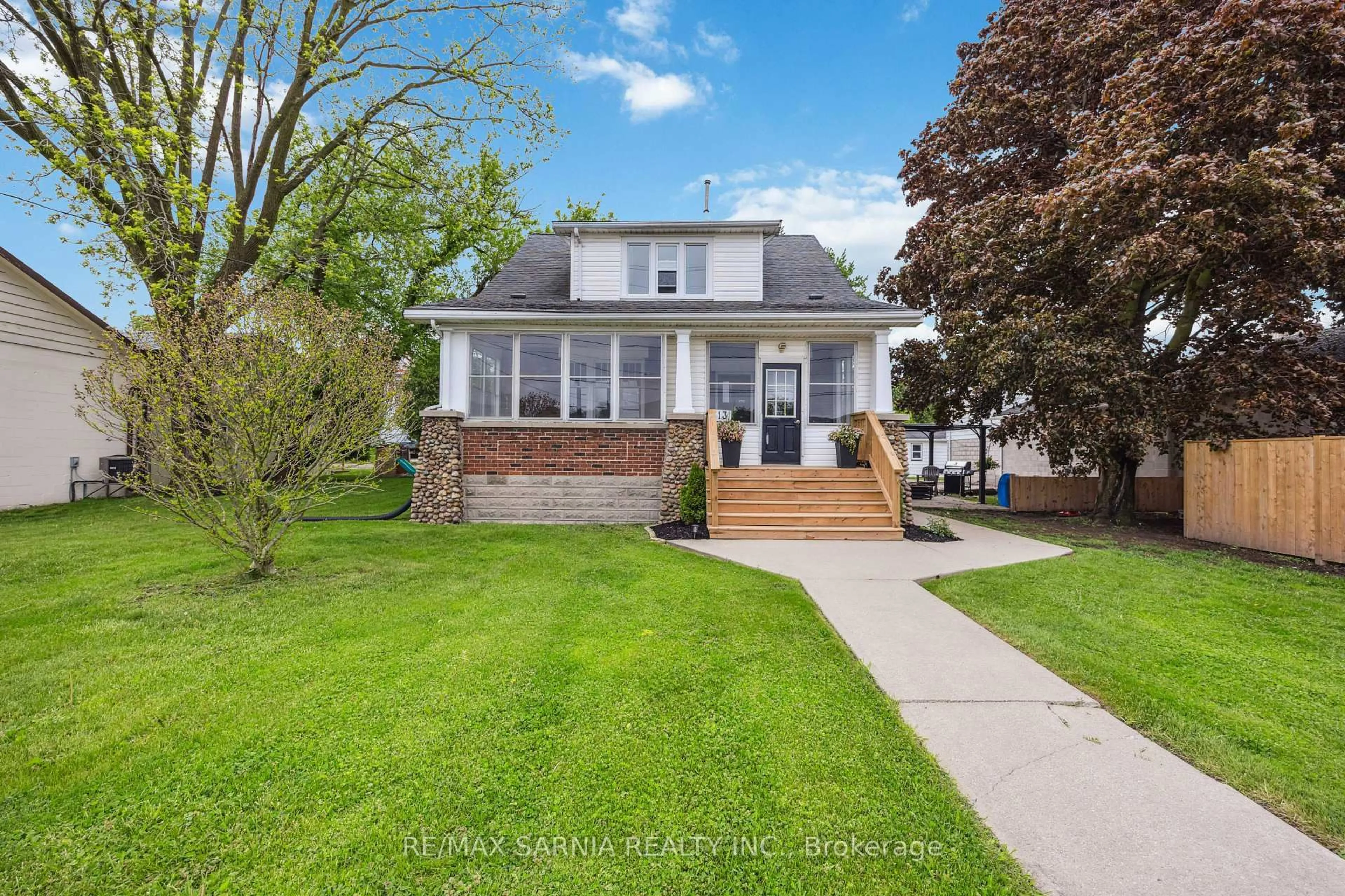 Home with vinyl exterior material, street for 613 Broadway St, Plympton-Wyoming Ontario N0N 1T0