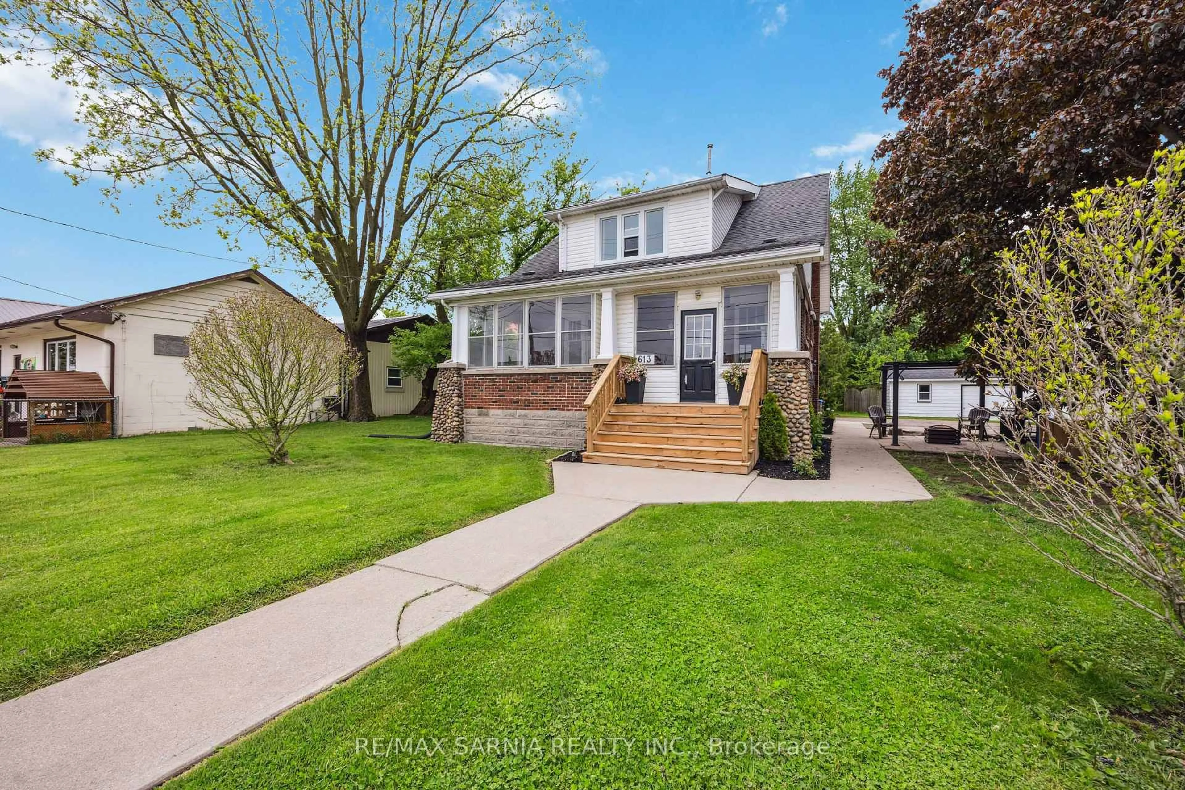 Home with vinyl exterior material, street for 613 Broadway St, Plympton-Wyoming Ontario N0N 1T0