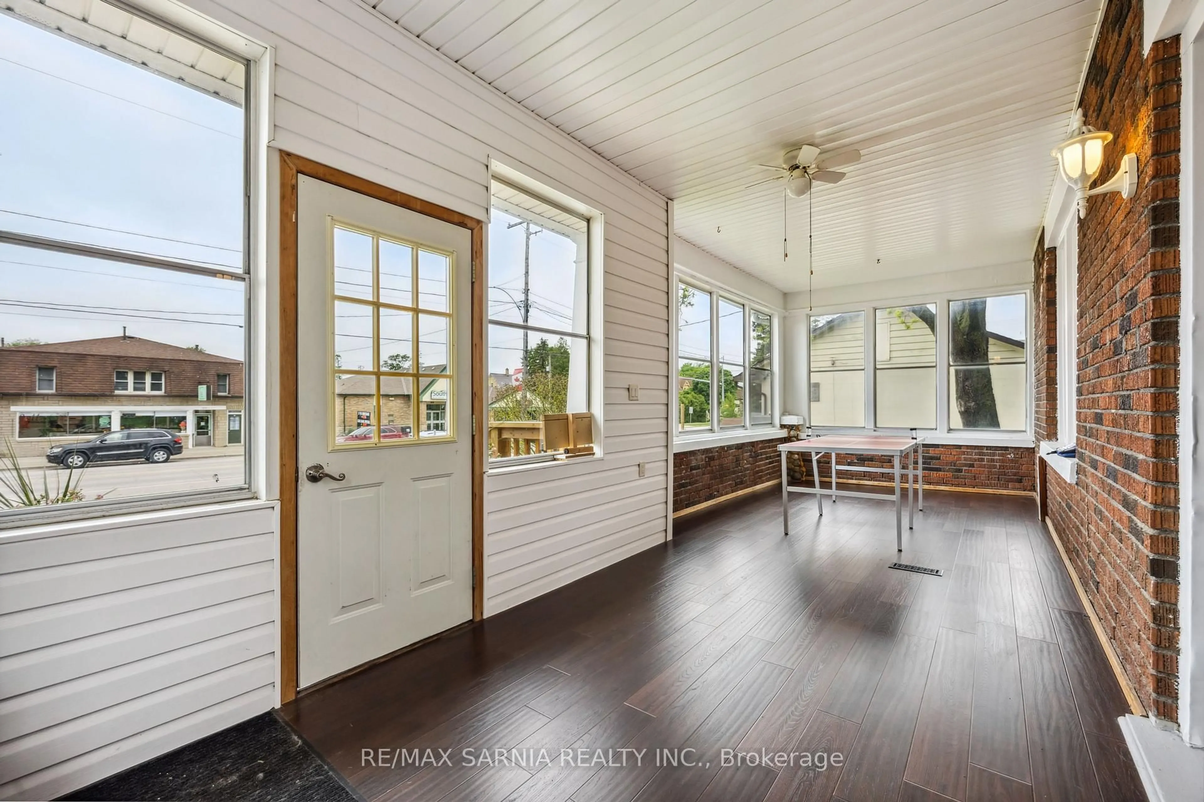 Indoor entryway for 613 Broadway St, Plympton-Wyoming Ontario N0N 1T0