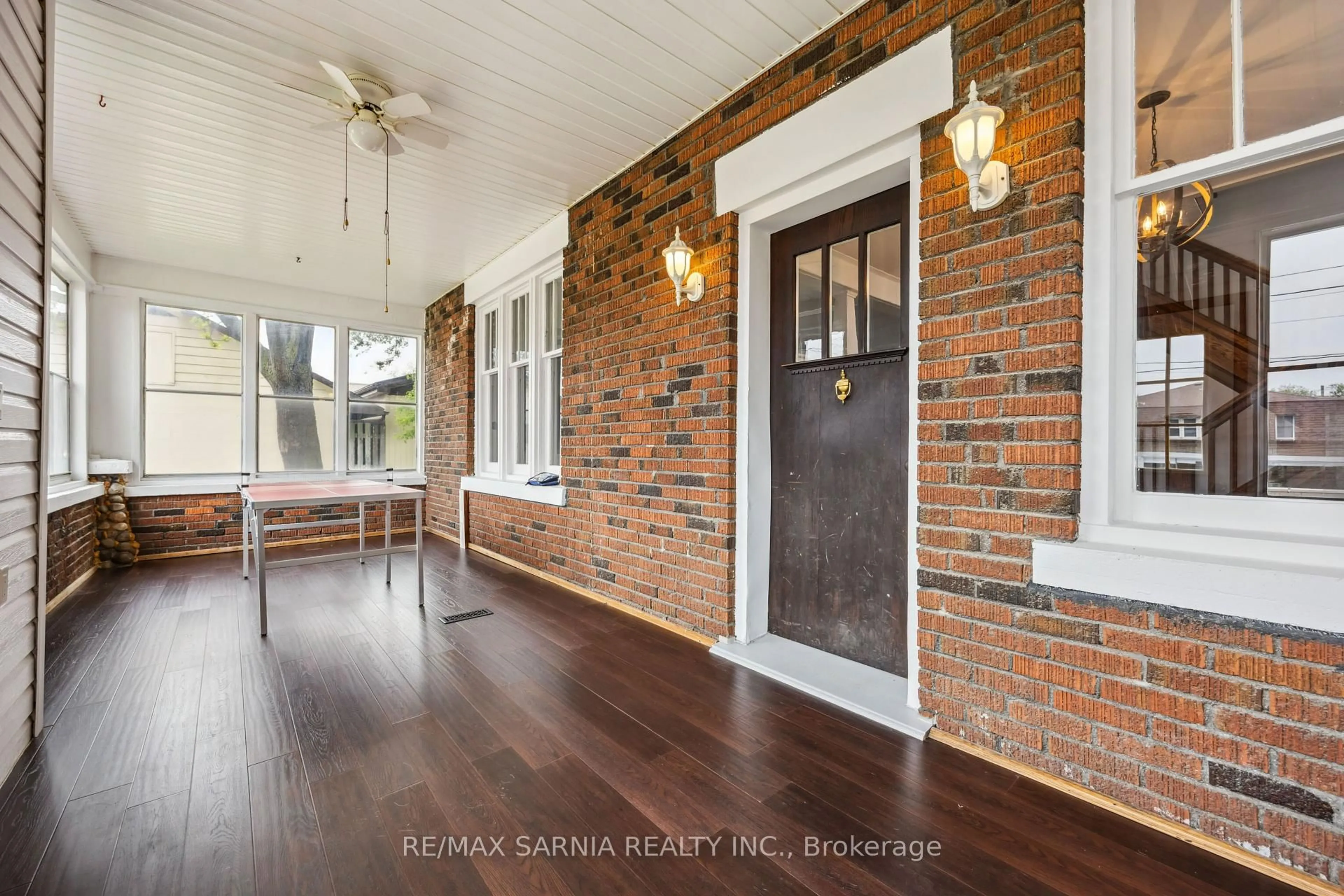 Indoor entryway for 613 Broadway St, Plympton-Wyoming Ontario N0N 1T0