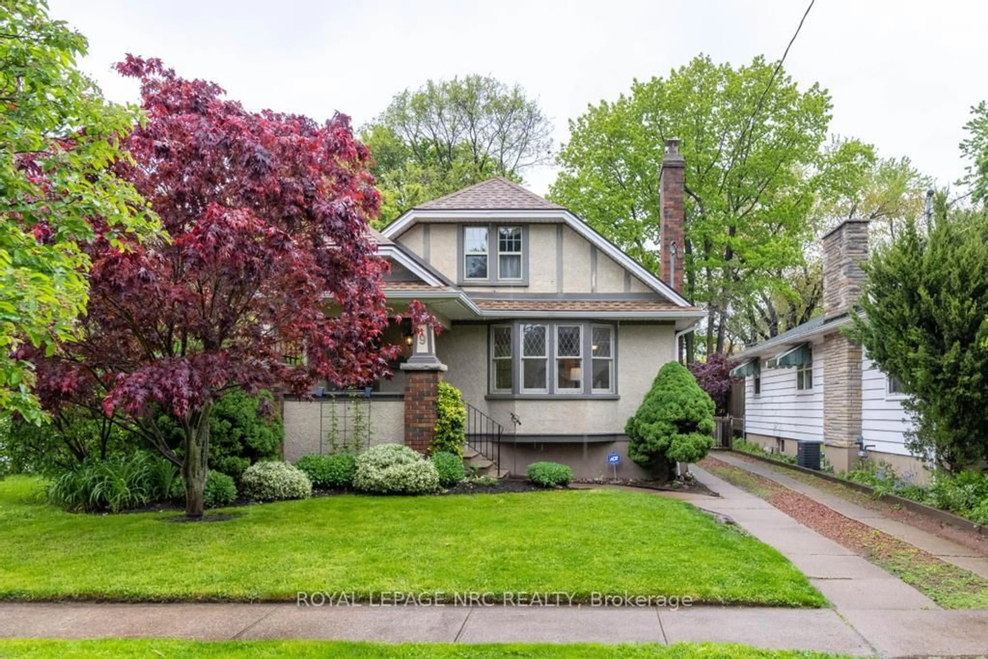 Home with vinyl exterior material, street for 9 Ottawa St, St. Catharines Ontario L2R 1Z1