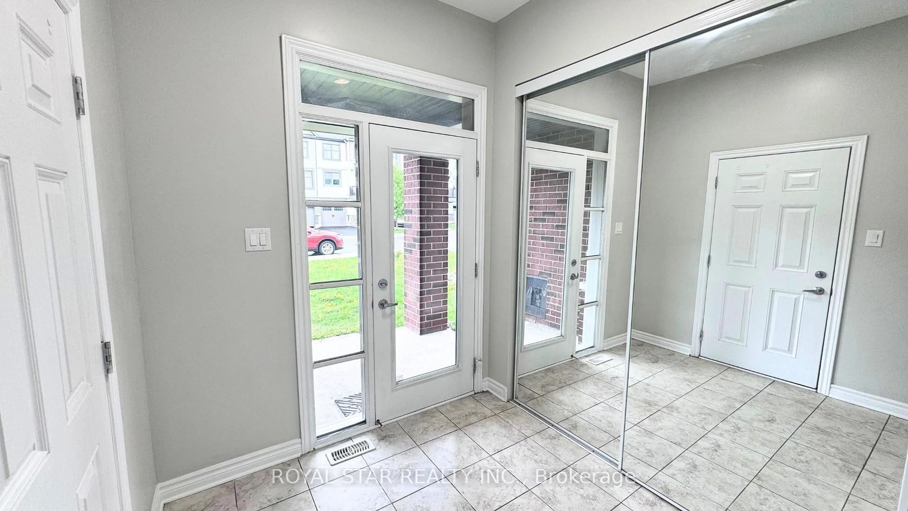 Indoor entryway for 882 Kilbirnie Dr, Ottawa Ontario K2J 6G5