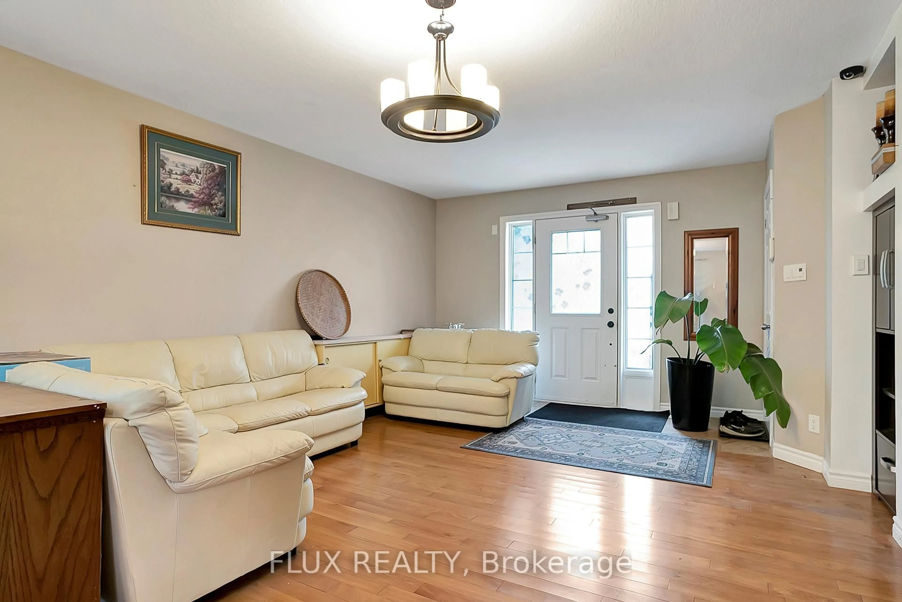 Living room with furniture, unknown for 1392 Doon Village Rd, Kitchener Ontario N2P 1A5