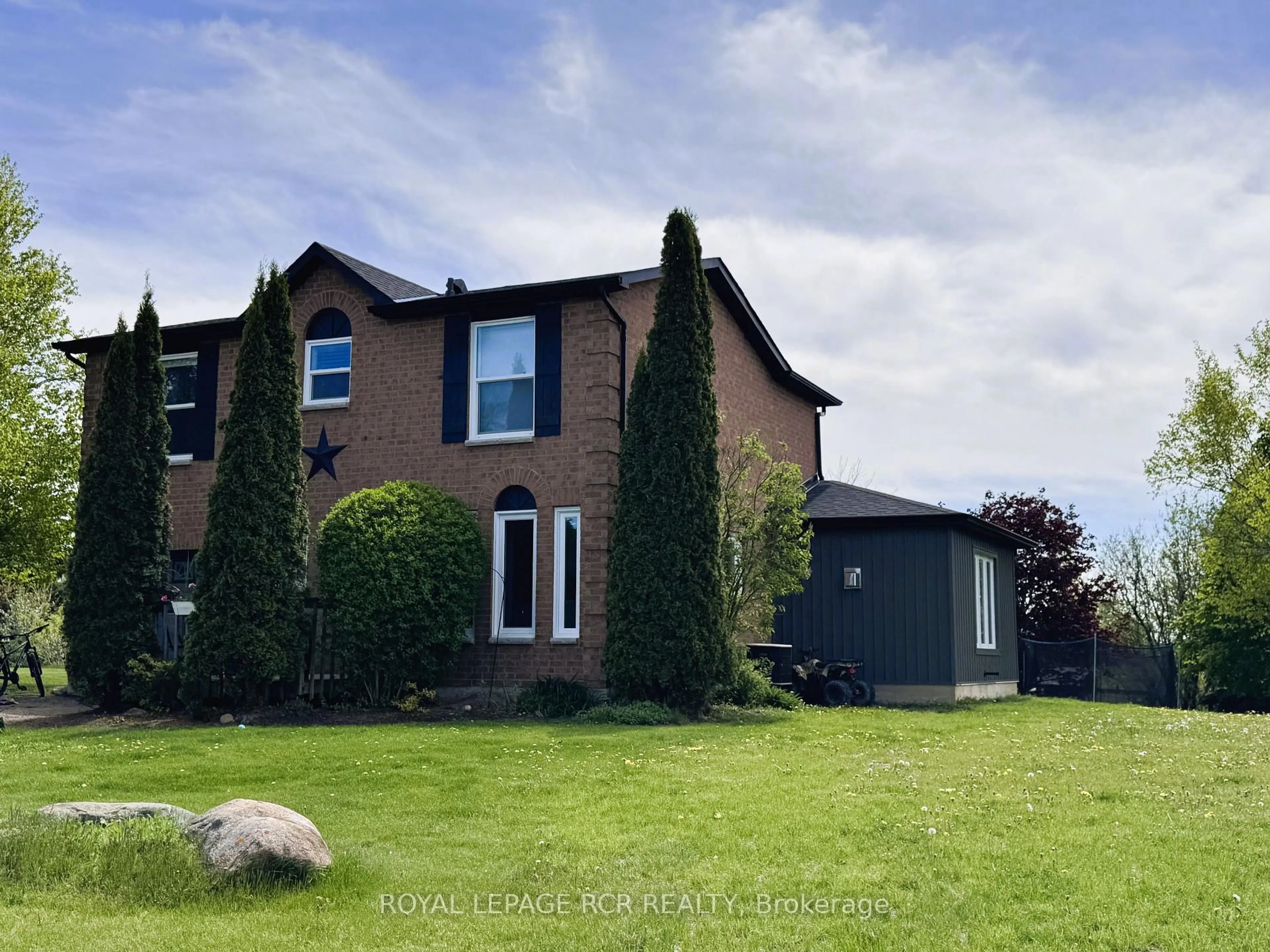 A pic from outside/outdoor area/front of a property/back of a property/a pic from drone, unknown for 18 Peter St, Amaranth Ontario L9W 5Z8