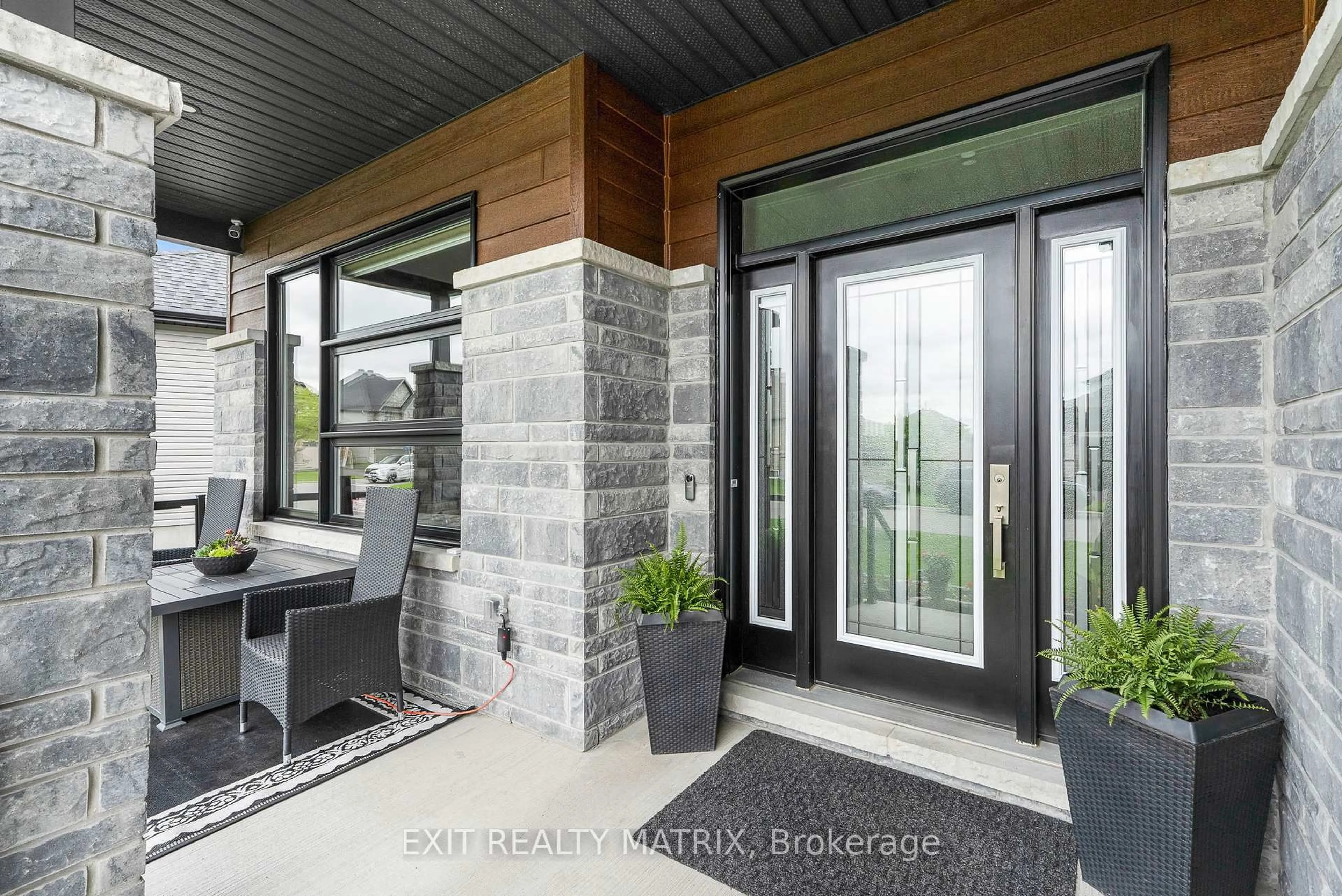 Indoor entryway for 105 Lyon St, Russell Ontario K0A 1M0