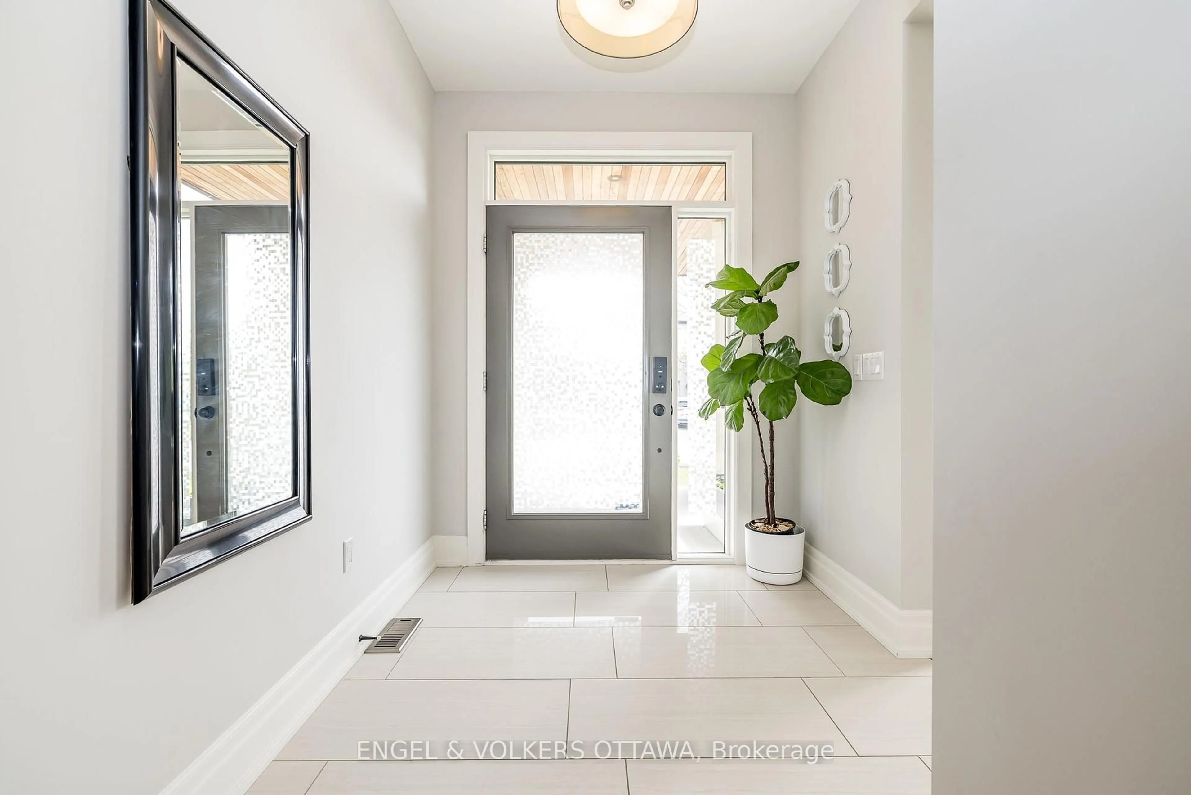 Indoor entryway for 300 Long Acres St, Ottawa Ontario K2M 0H1