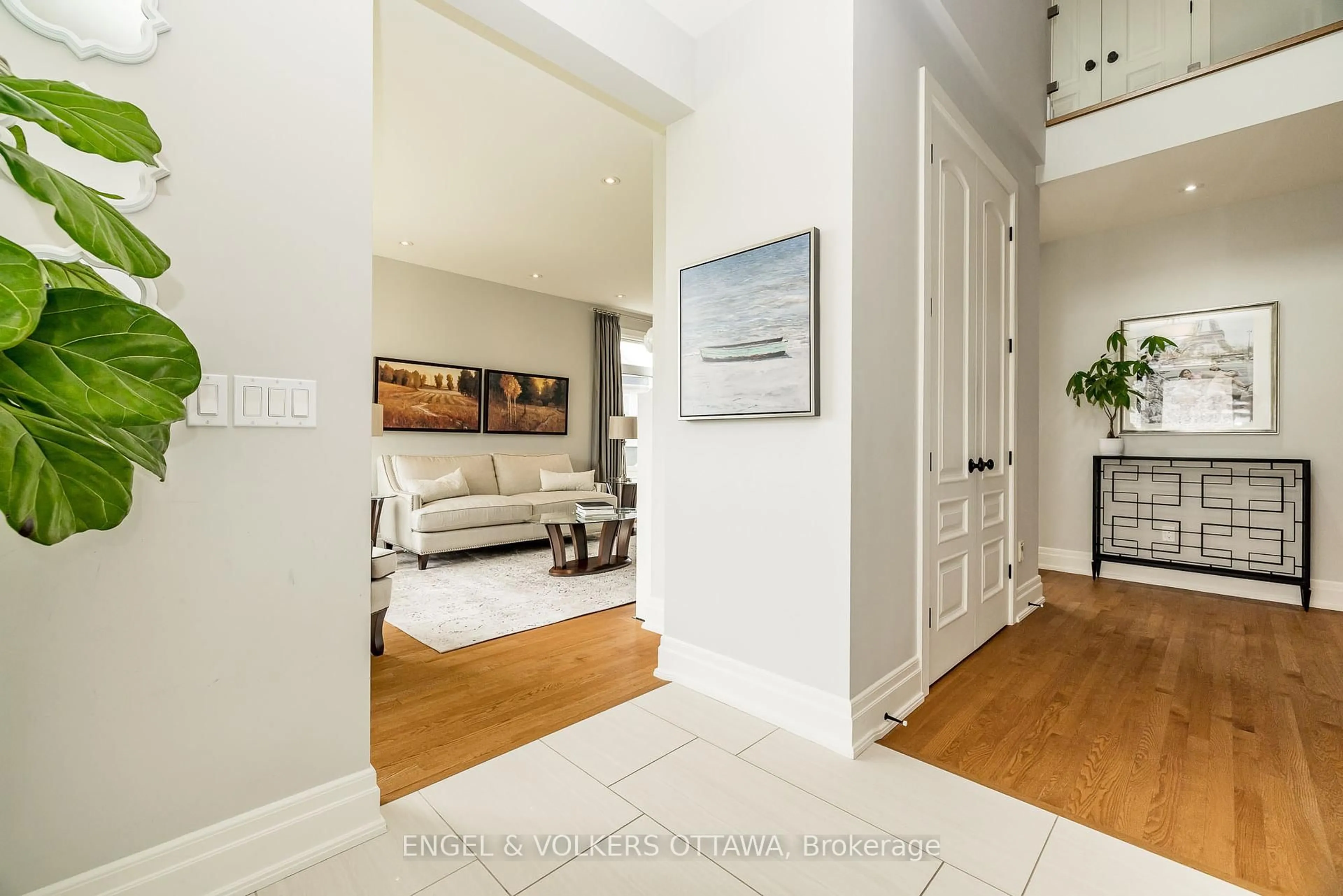 Indoor entryway for 300 Long Acres St, Ottawa Ontario K2M 0H1