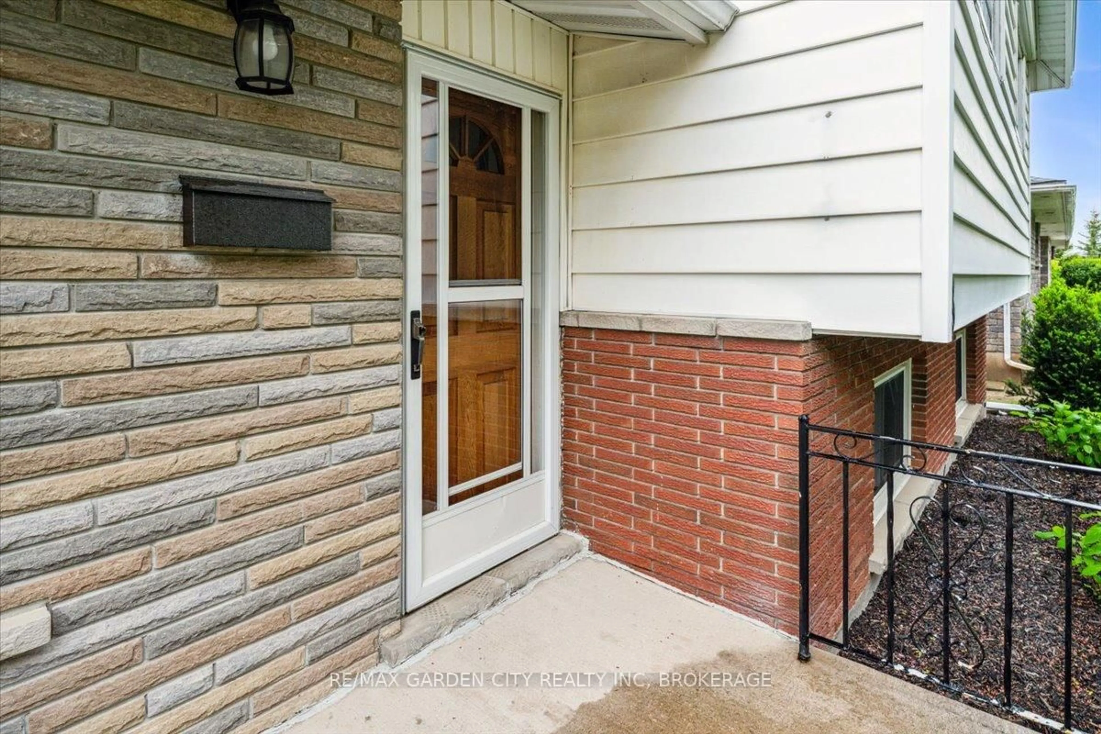 Indoor entryway for 8 Pamela Dr, Thorold Ontario L2V 2X8