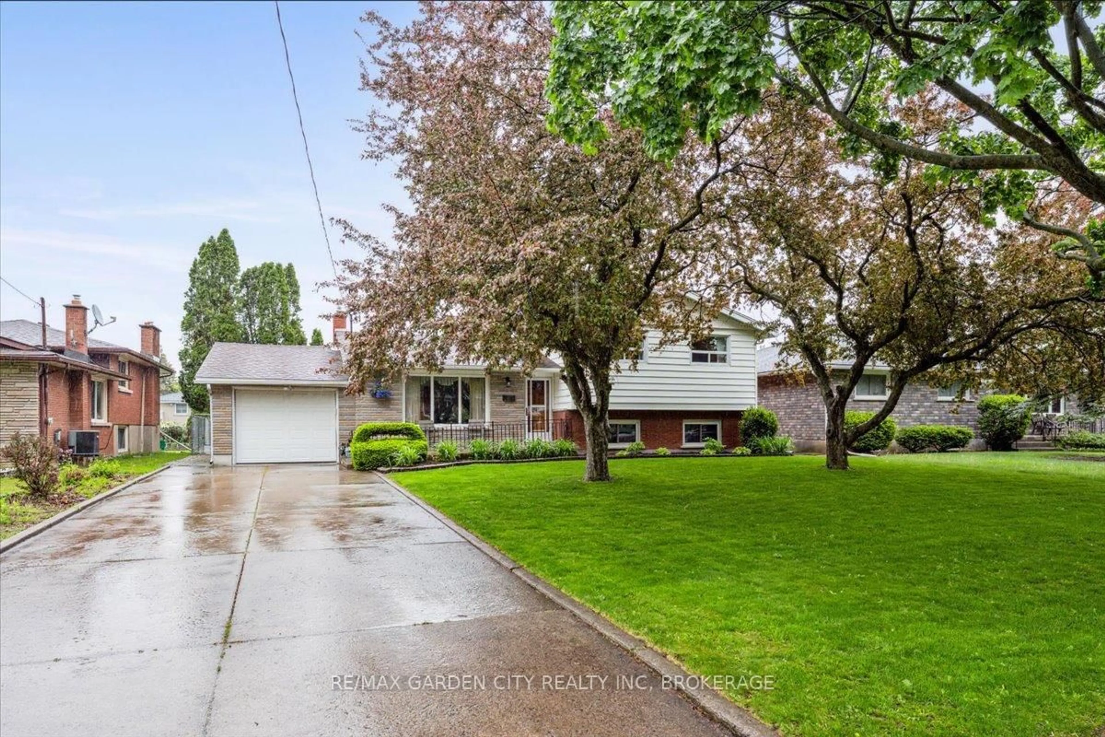 Home with vinyl exterior material, street for 8 Pamela Dr, Thorold Ontario L2V 2X8