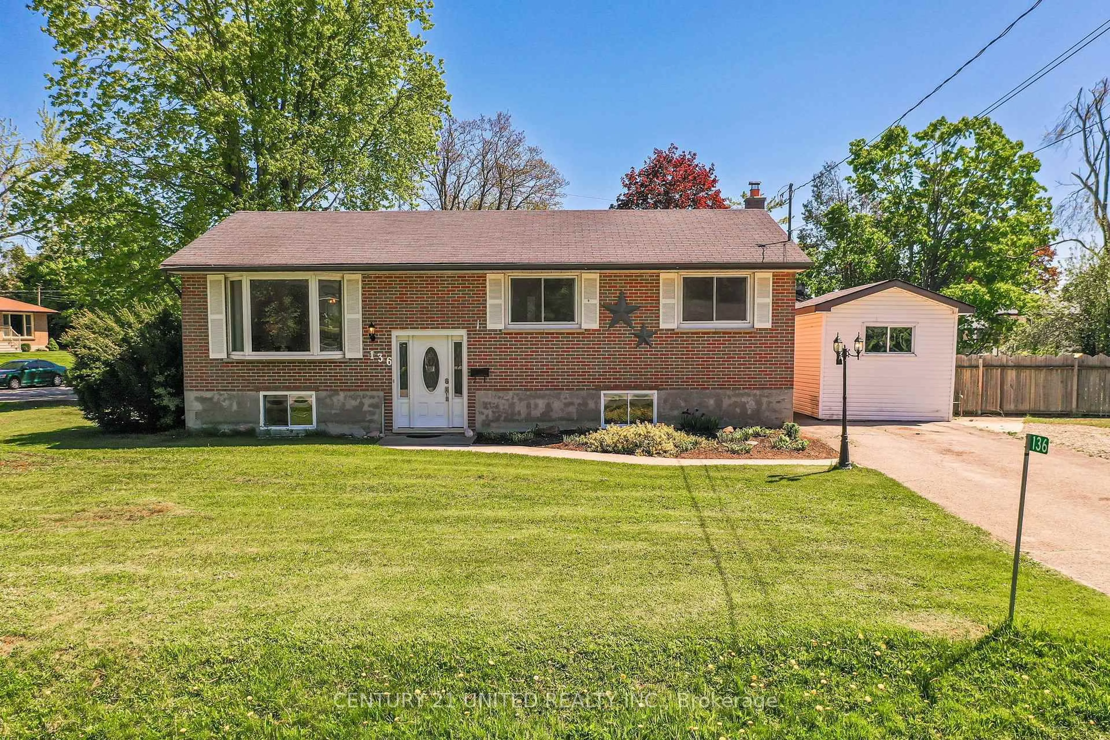 Home with vinyl exterior material, street for 136 Parkdale Ave, Selwyn Ontario K9L 1K4