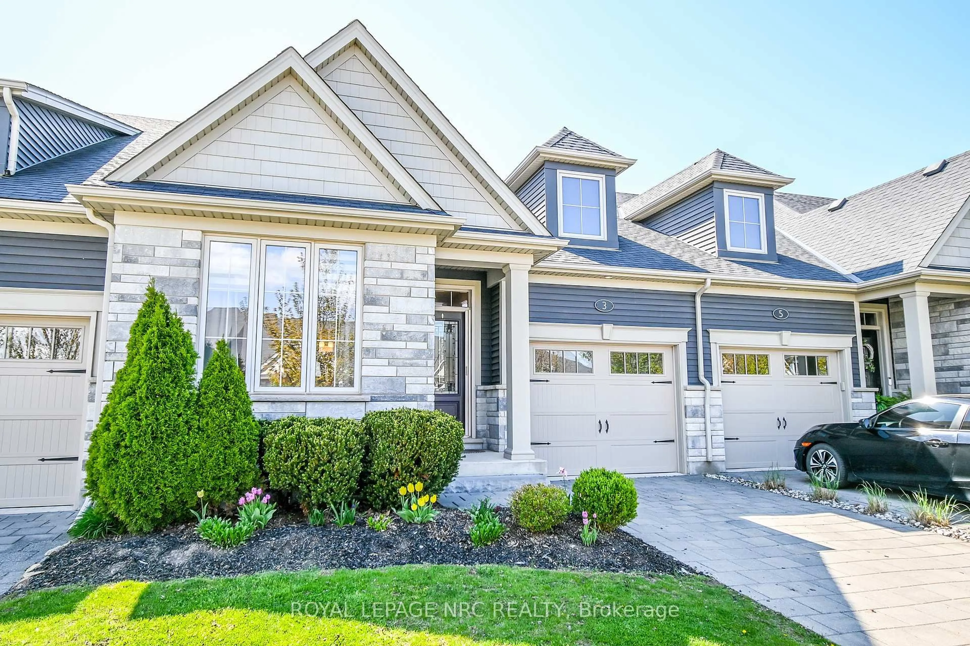 Home with vinyl exterior material, street for 3 Andrew Lane, Thorold Ontario L2V 0E3