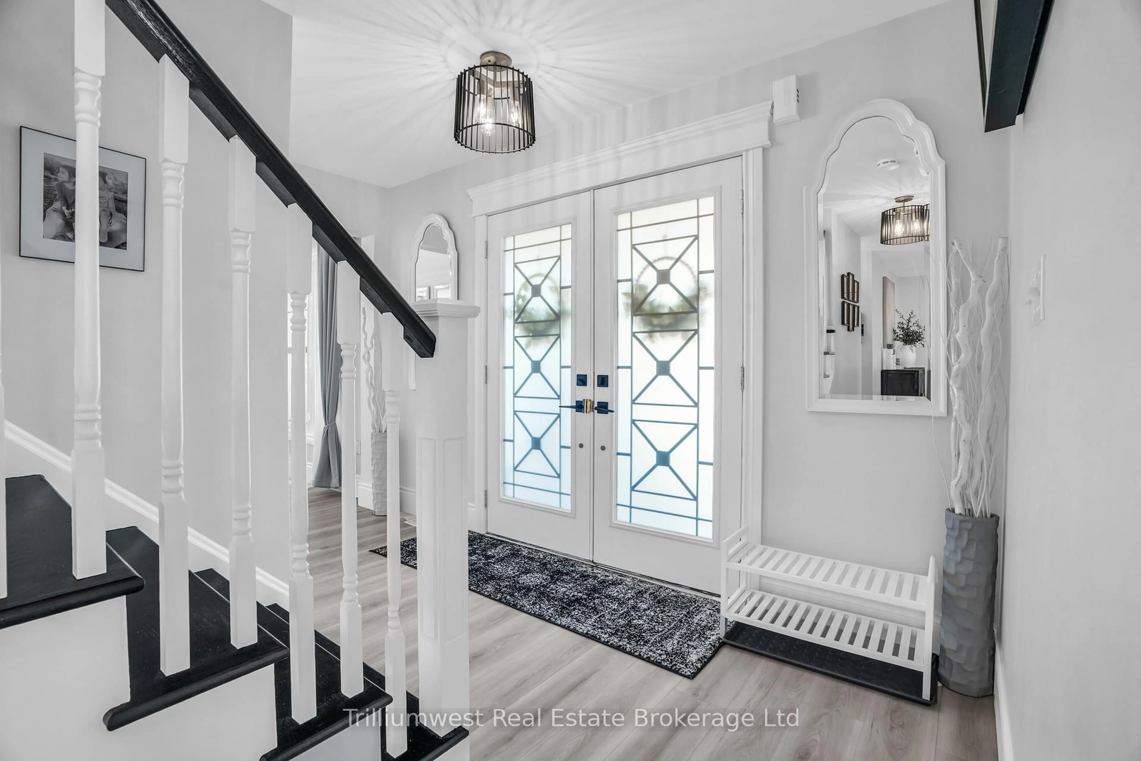 Indoor entryway for 205 Holland Circ, Cambridge Ontario N3C 0E1