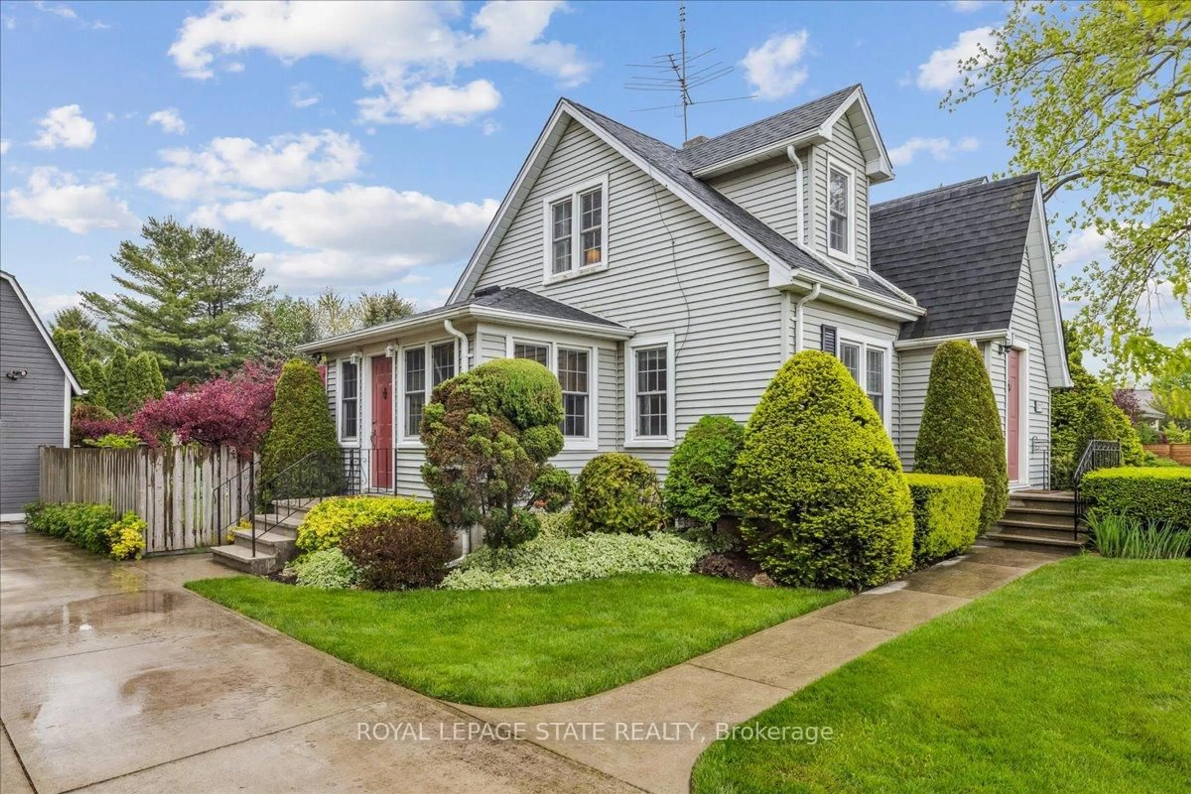 Home with vinyl exterior material, street for 179 Niagara St, Niagara-on-the-Lake Ontario L0S 1J0