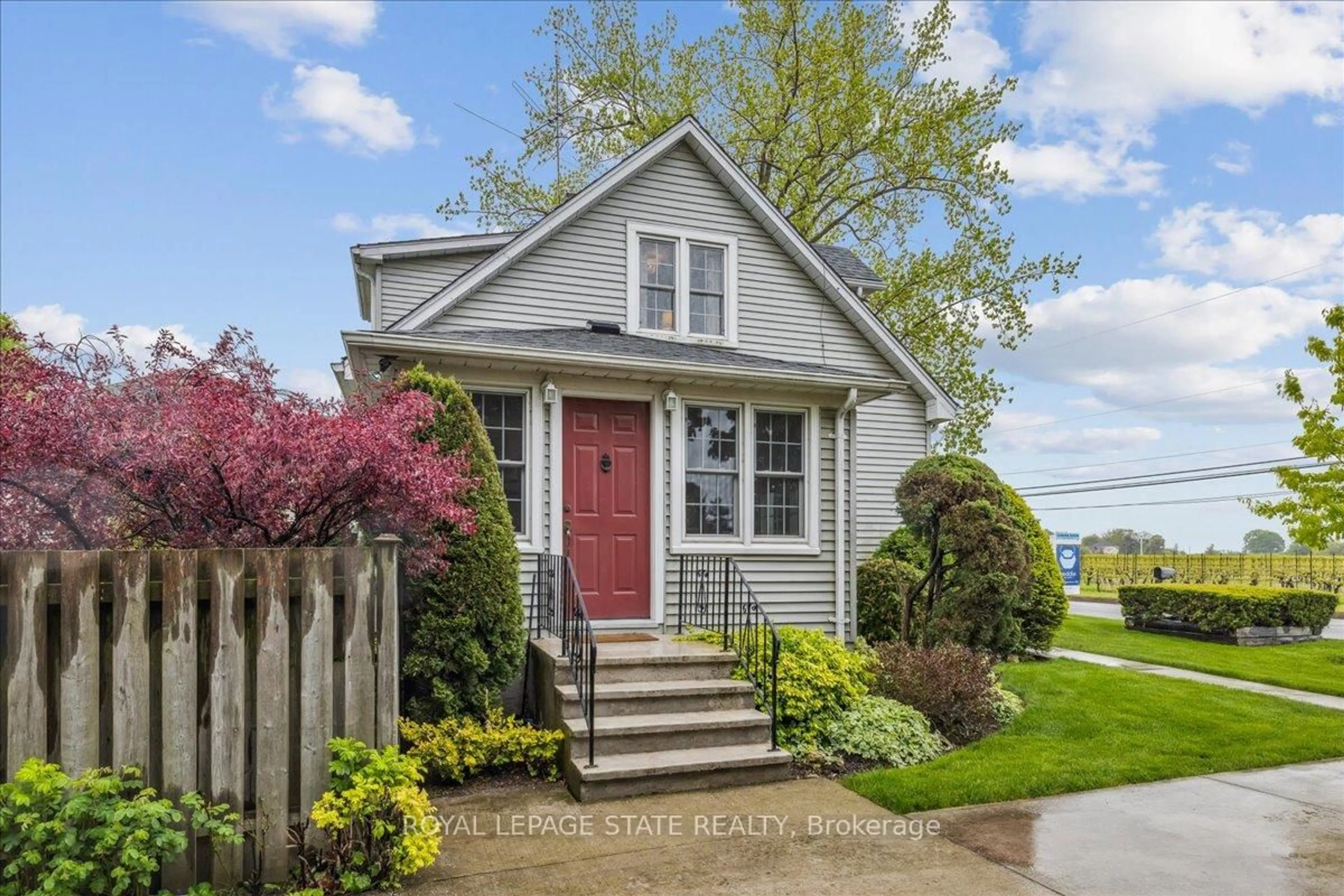 Home with vinyl exterior material, street for 179 Niagara St, Niagara-on-the-Lake Ontario L0S 1J0