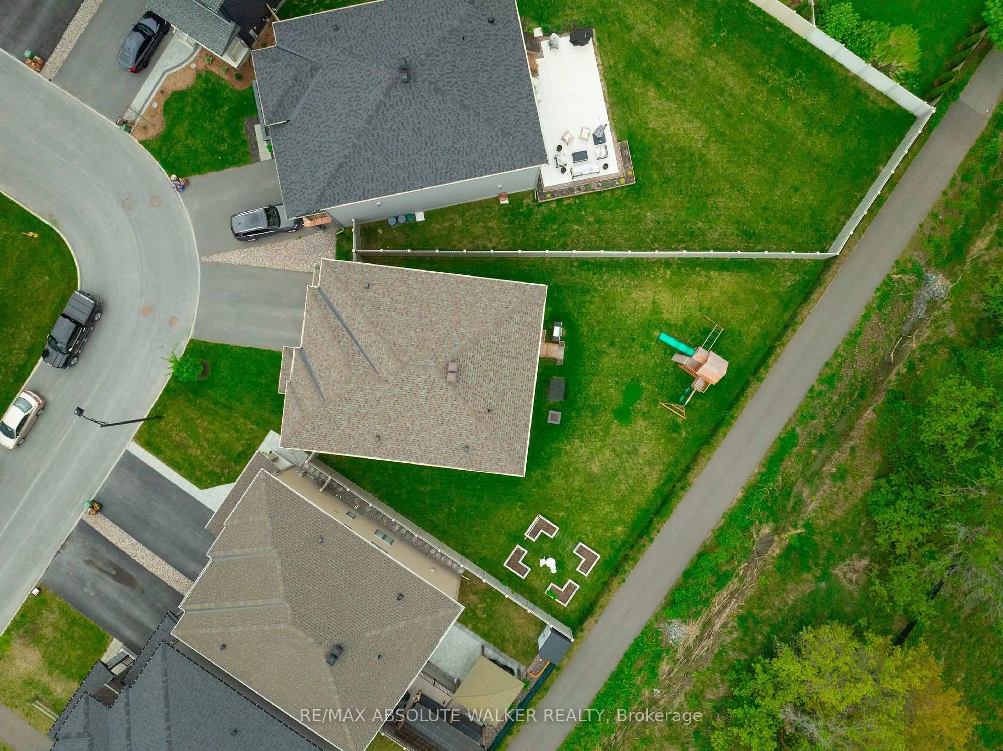 A pic from outside/outdoor area/front of a property/back of a property/a pic from drone, street for 27 Eramosa Cres, Kanata Ontario K2T 0R3