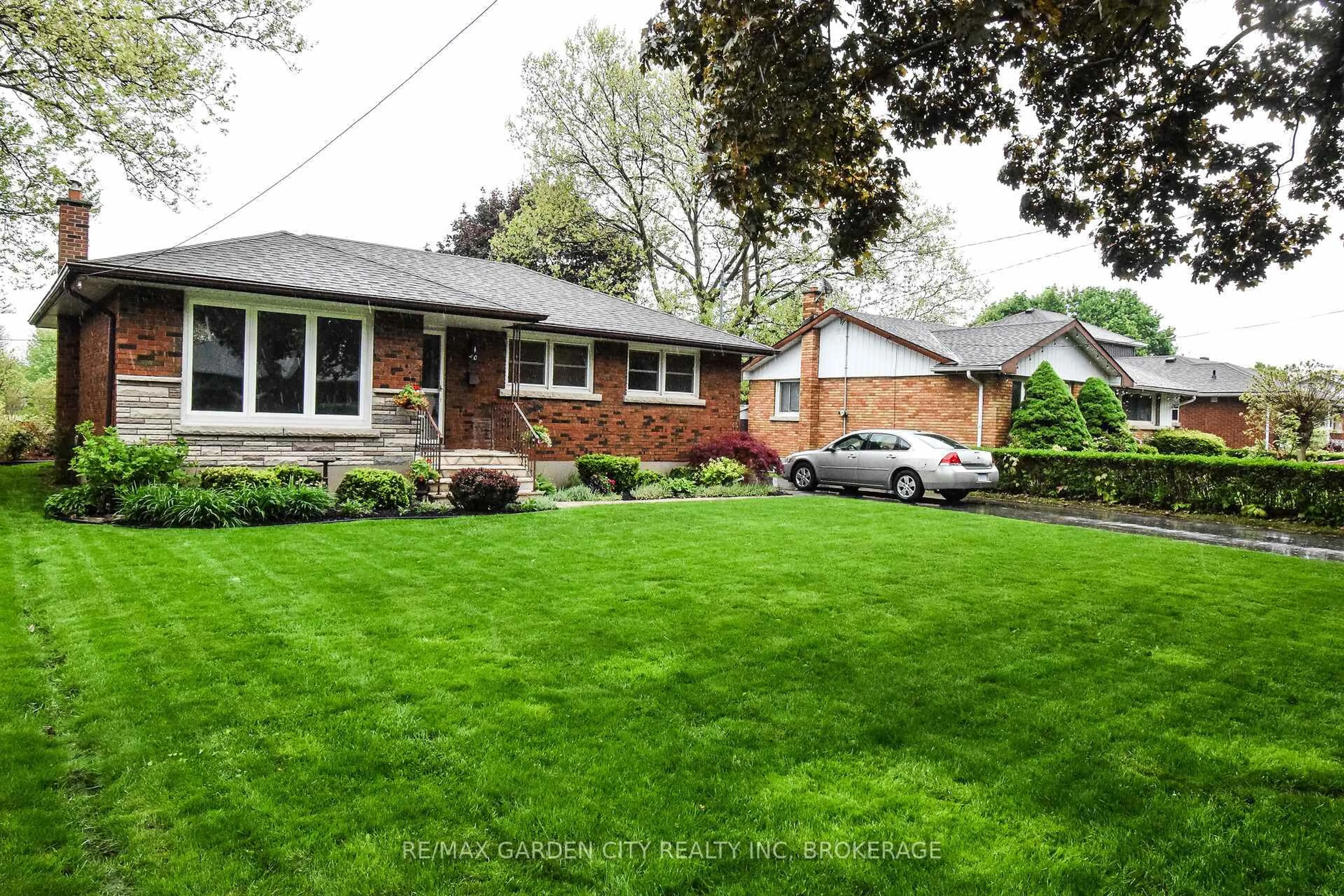 Home with brick exterior material, street for 20 Edinburgh Dr, St. Catharines Ontario L2M 3H1