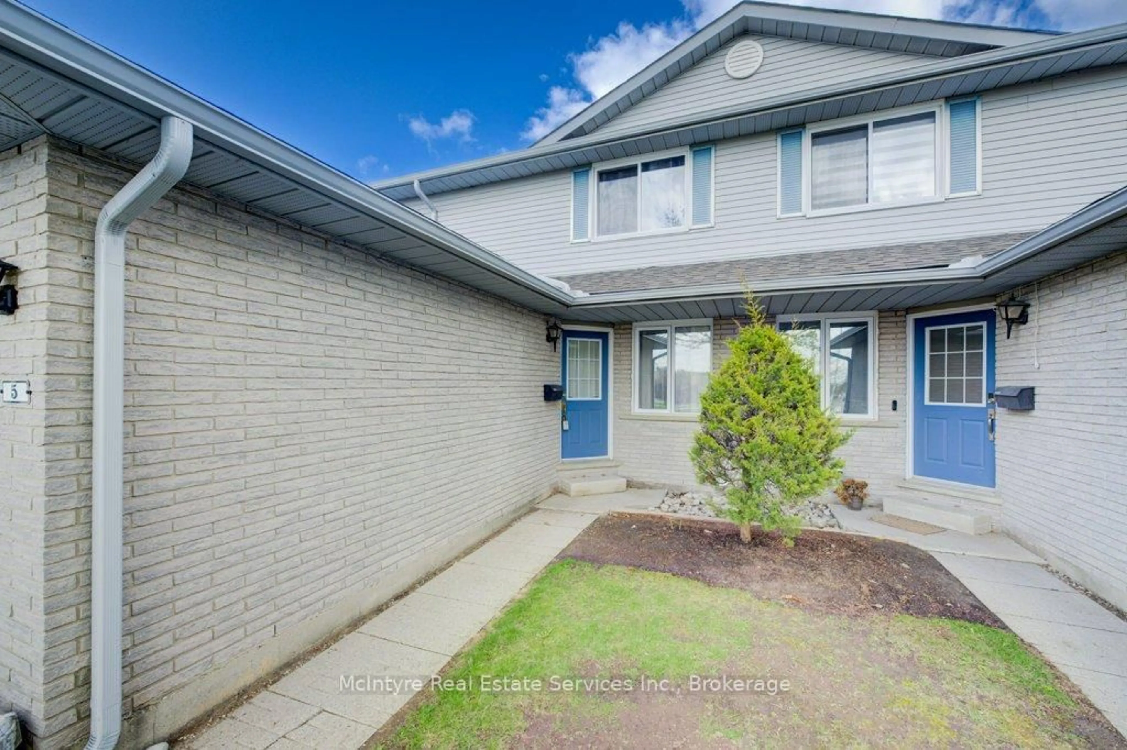 A pic from outside/outdoor area/front of a property/back of a property/a pic from drone, street for 395 Kingscourt Dr #5, Waterloo Ontario N2K 3R4