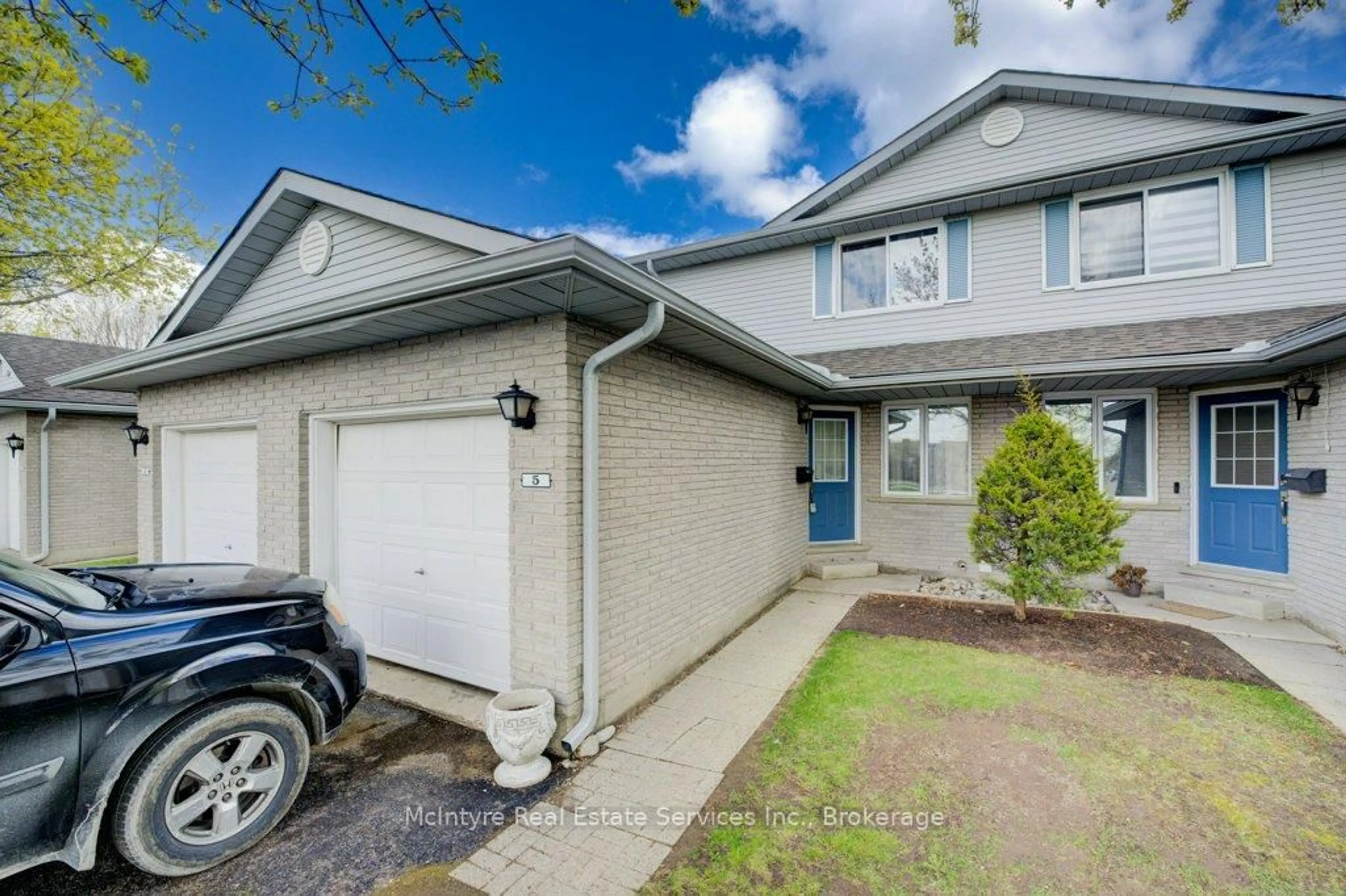 A pic from outside/outdoor area/front of a property/back of a property/a pic from drone, street for 395 Kingscourt Dr #5, Waterloo Ontario N2K 3R4