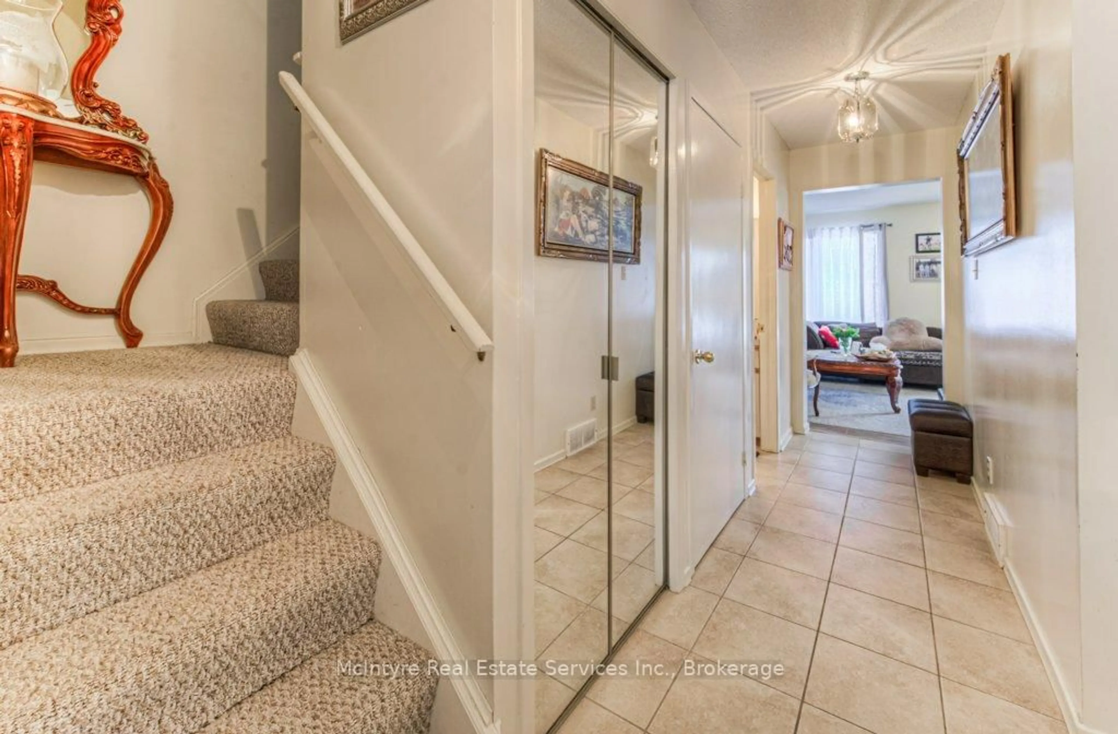 Indoor entryway for 395 Kingscourt Dr #5, Waterloo Ontario N2K 3R4