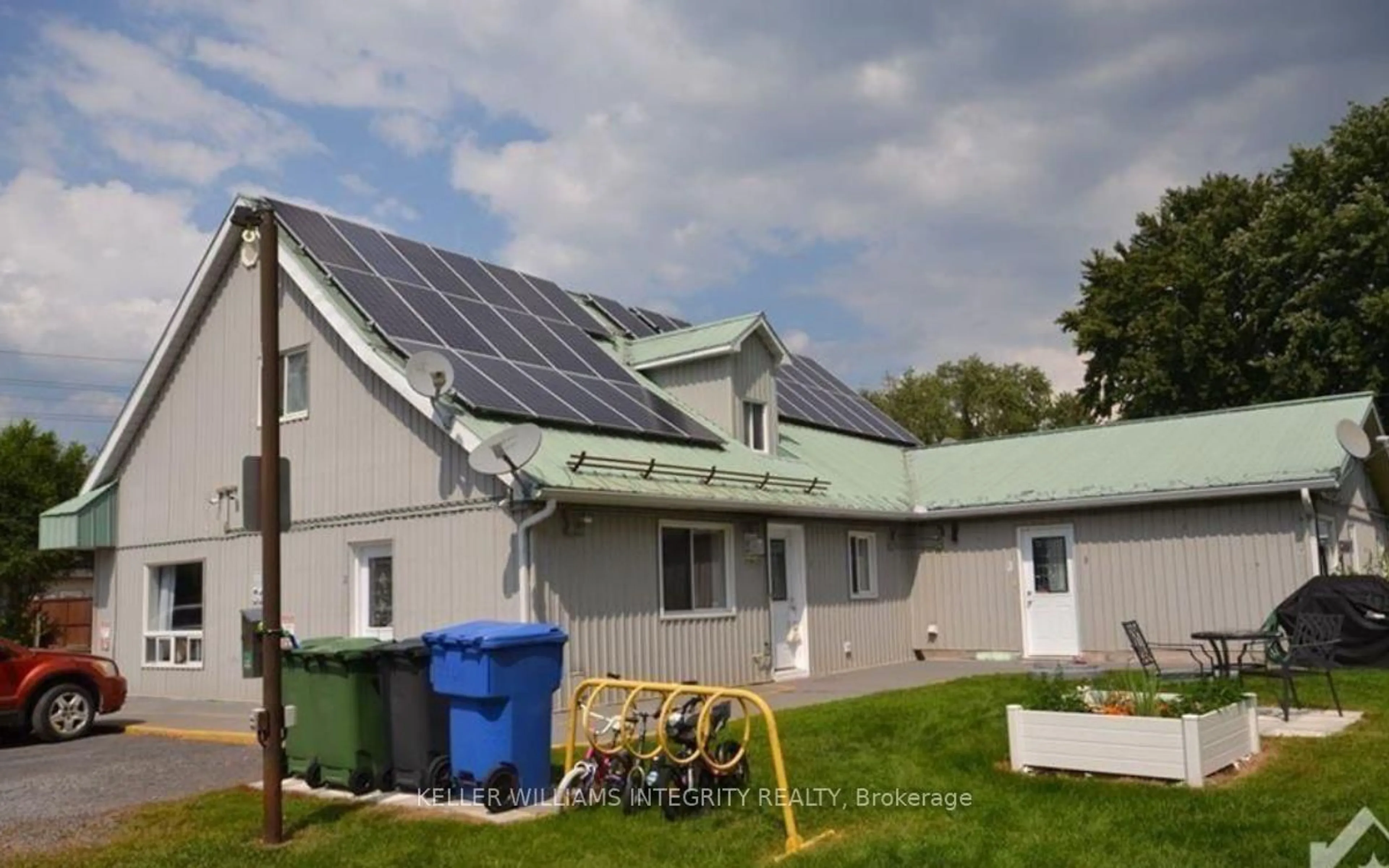 A pic from outside/outdoor area/front of a property/back of a property/a pic from drone, building for 2260 LAVAL St, Clarence-Rockland Ontario K0A 1E0