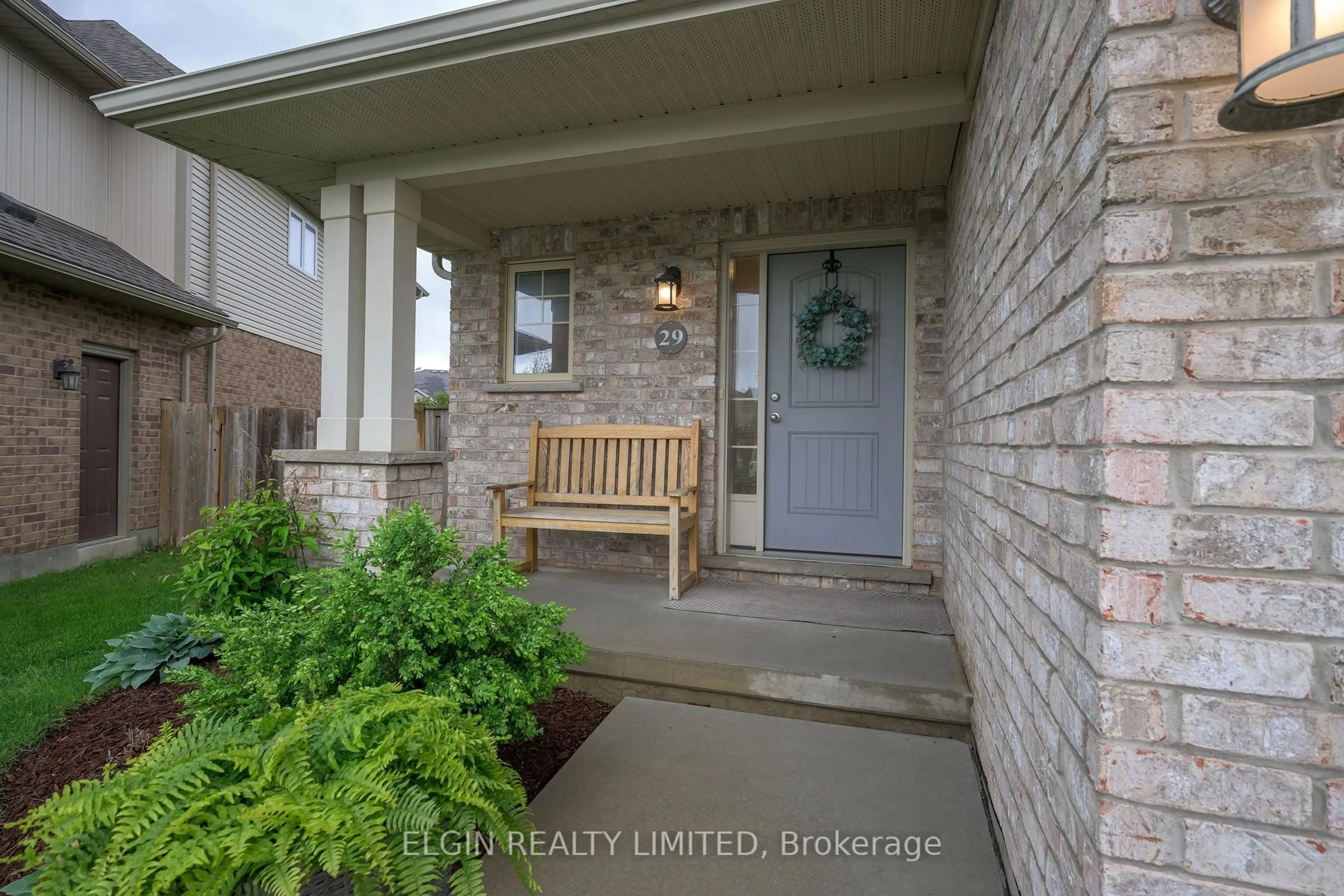 Indoor entryway for 29 Bridle Path St, St. Thomas Ontario N5R 0B4