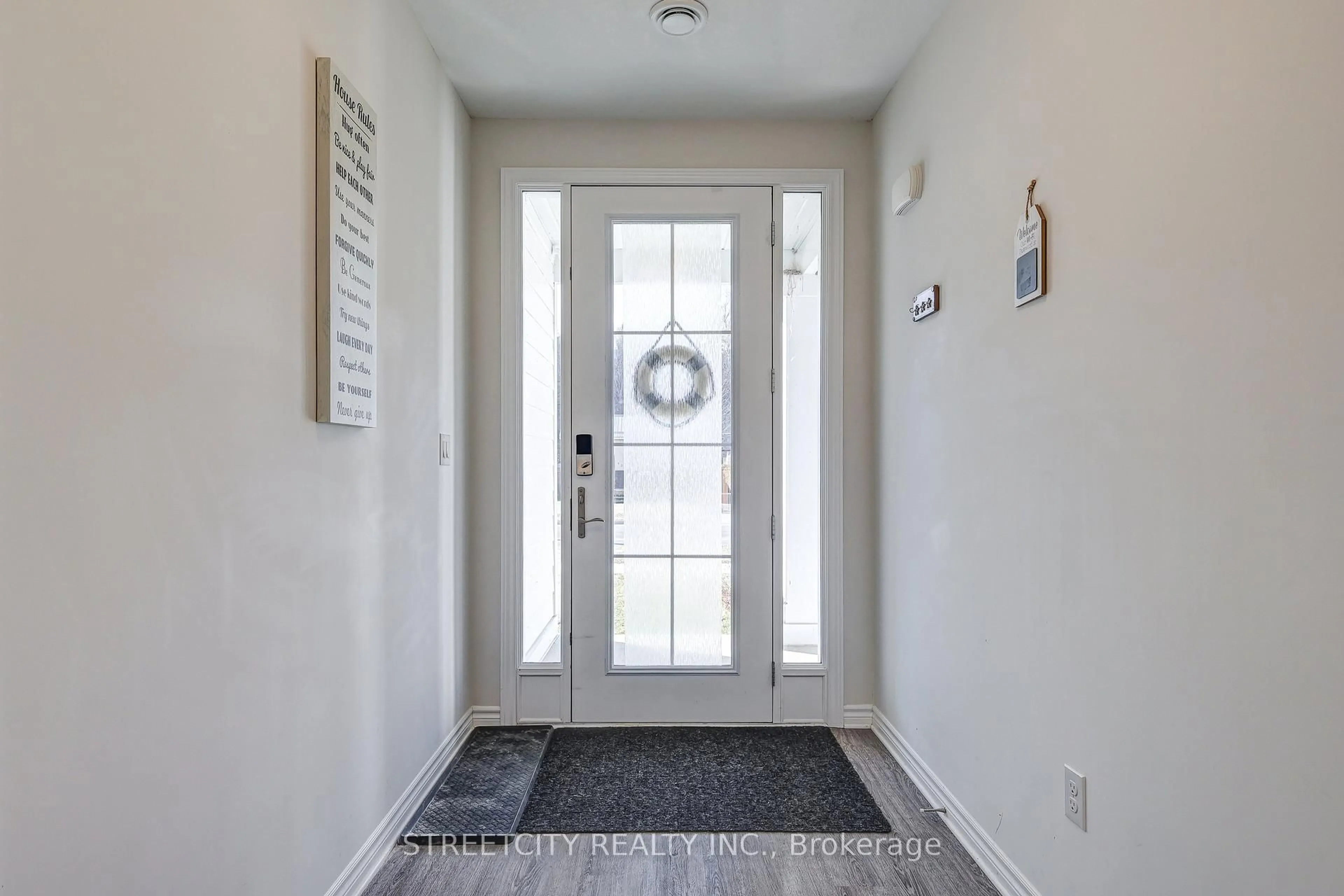 Indoor entryway for 437 George St, Central Elgin Ontario N5L 0B1
