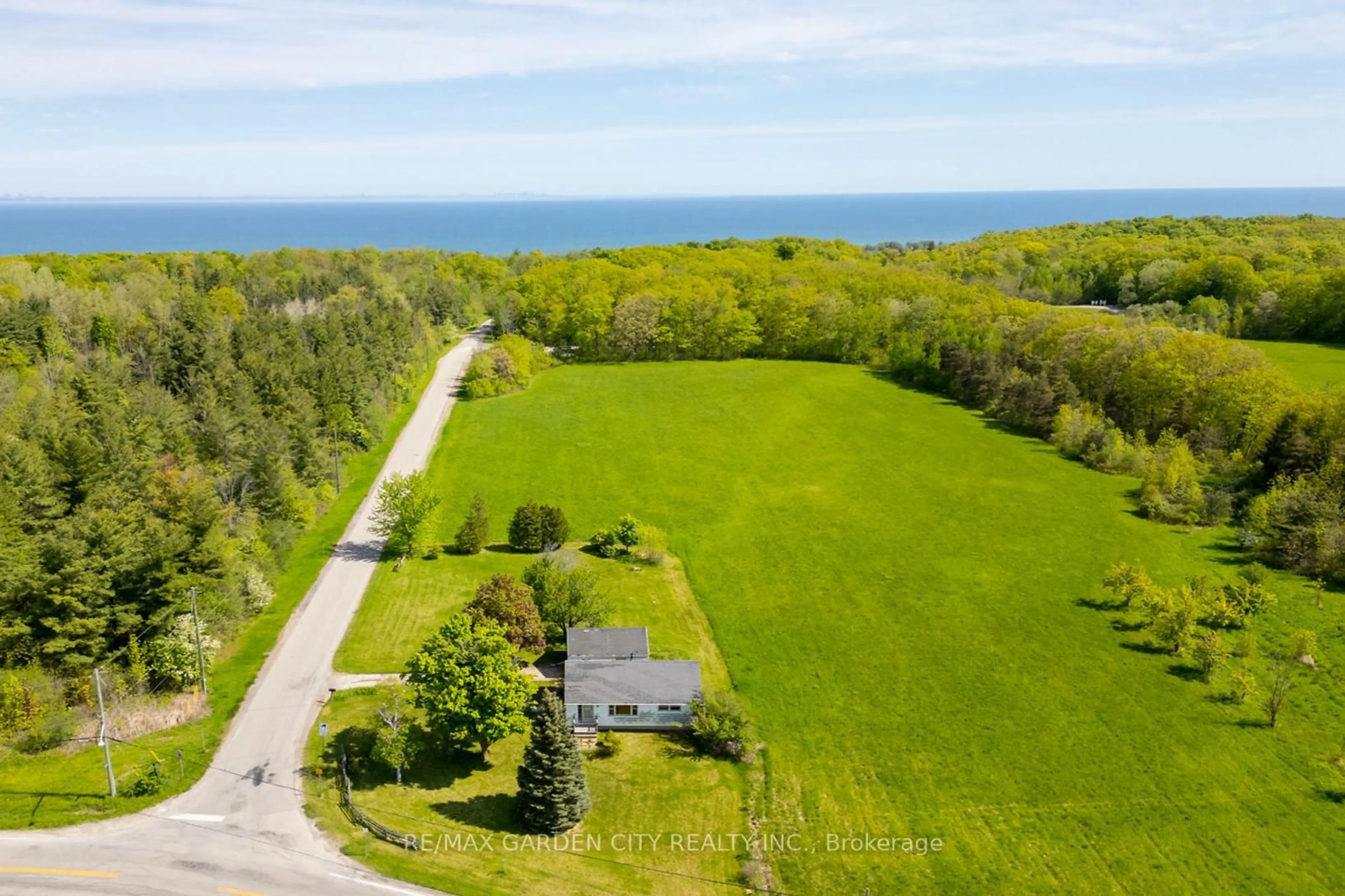 A pic from outside/outdoor area/front of a property/back of a property/a pic from drone, water/lake/river/ocean view for 160 RIDGE Rd, Grimsby Ontario L3M 4E7