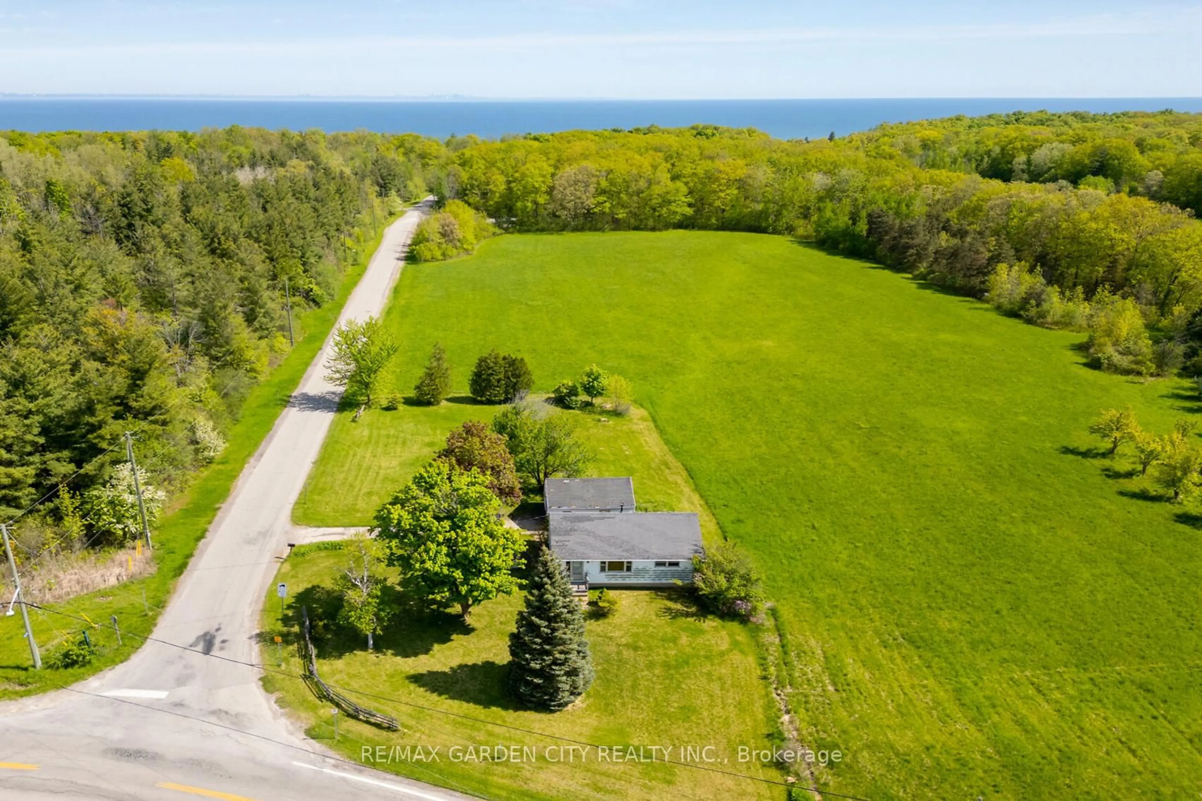 A pic from outside/outdoor area/front of a property/back of a property/a pic from drone, water/lake/river/ocean view for 160 RIDGE Rd, Grimsby Ontario L3M 4E7