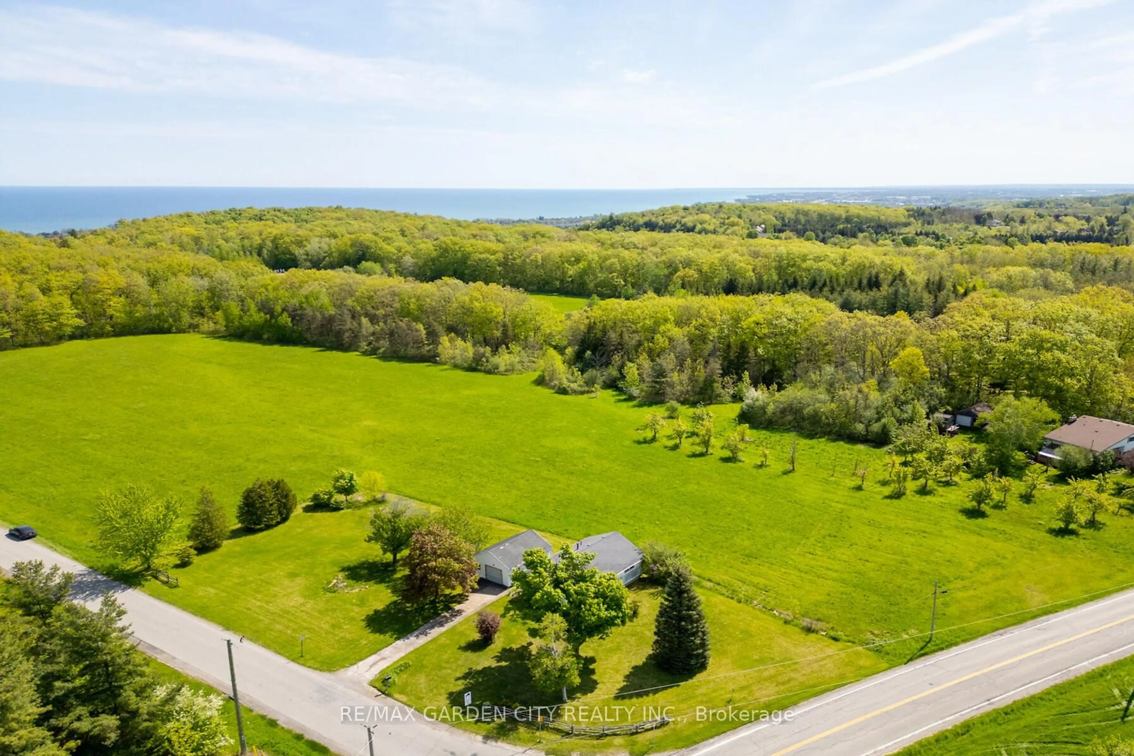 A pic from outside/outdoor area/front of a property/back of a property/a pic from drone, water/lake/river/ocean view for 160 RIDGE Rd, Grimsby Ontario L3M 4E7