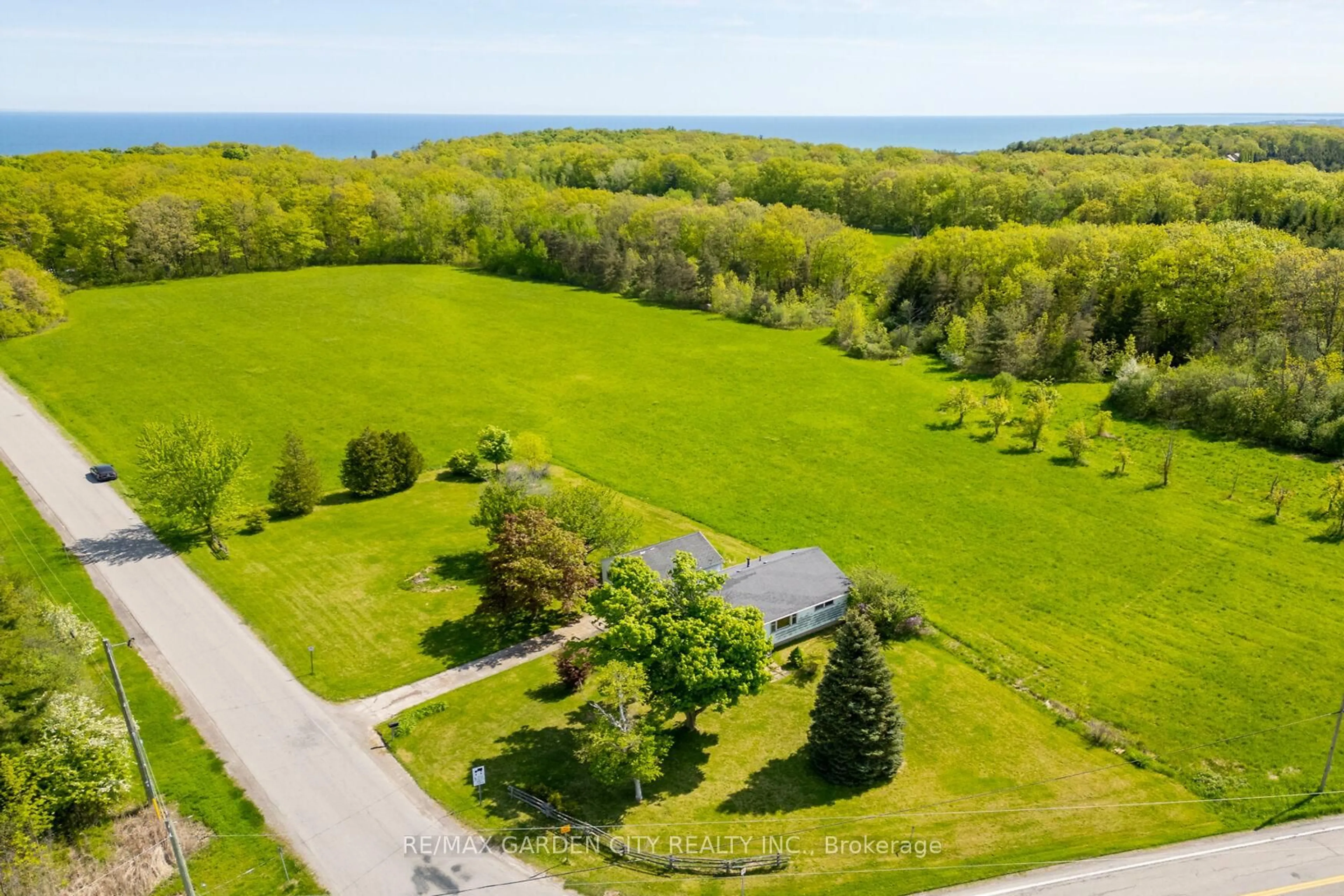 A pic from outside/outdoor area/front of a property/back of a property/a pic from drone, water/lake/river/ocean view for 160 RIDGE Rd, Grimsby Ontario L3M 4E7
