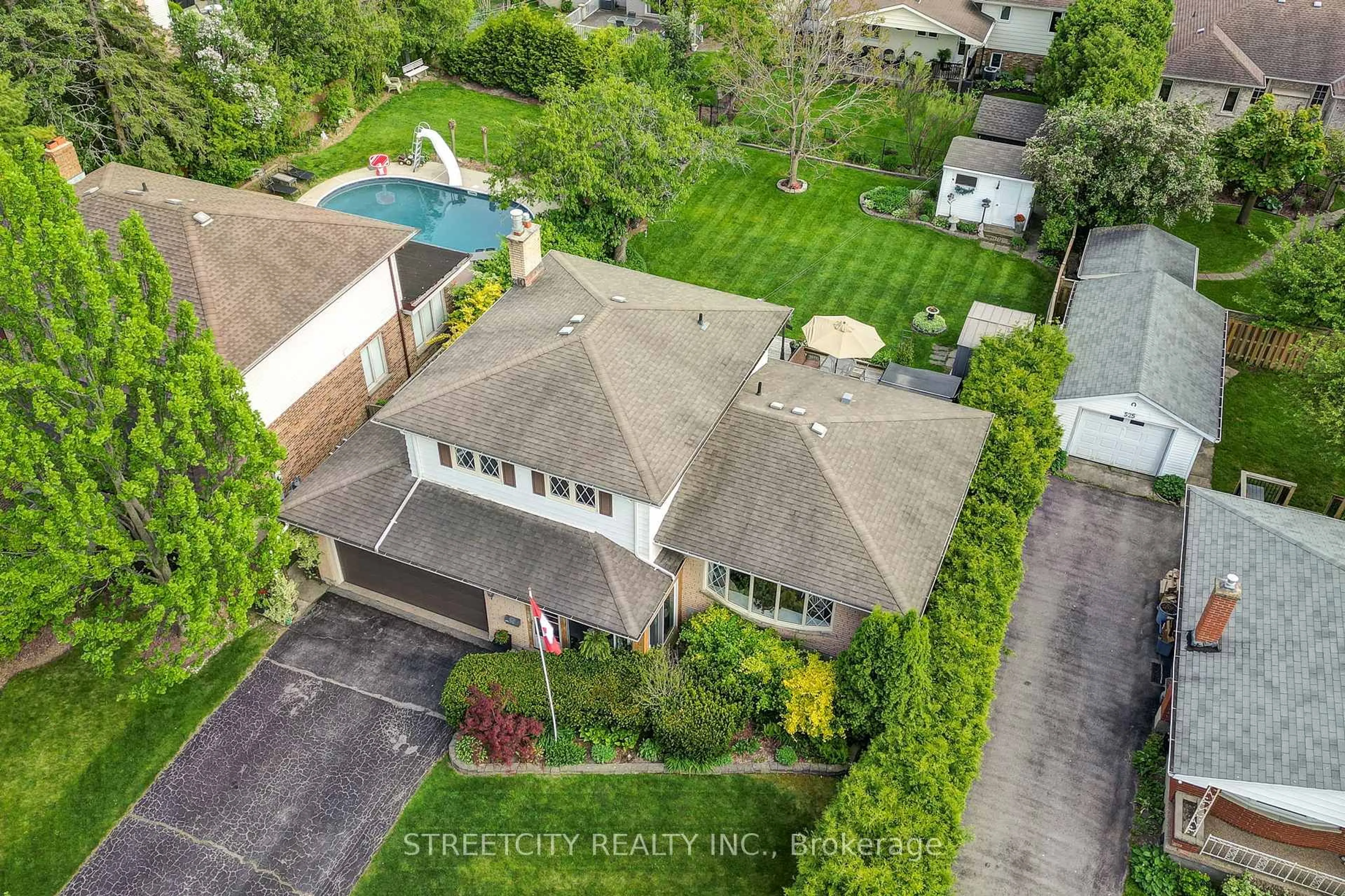 A pic from outside/outdoor area/front of a property/back of a property/a pic from drone, street for 531 Elm St, St. Thomas Ontario N5R 1K6